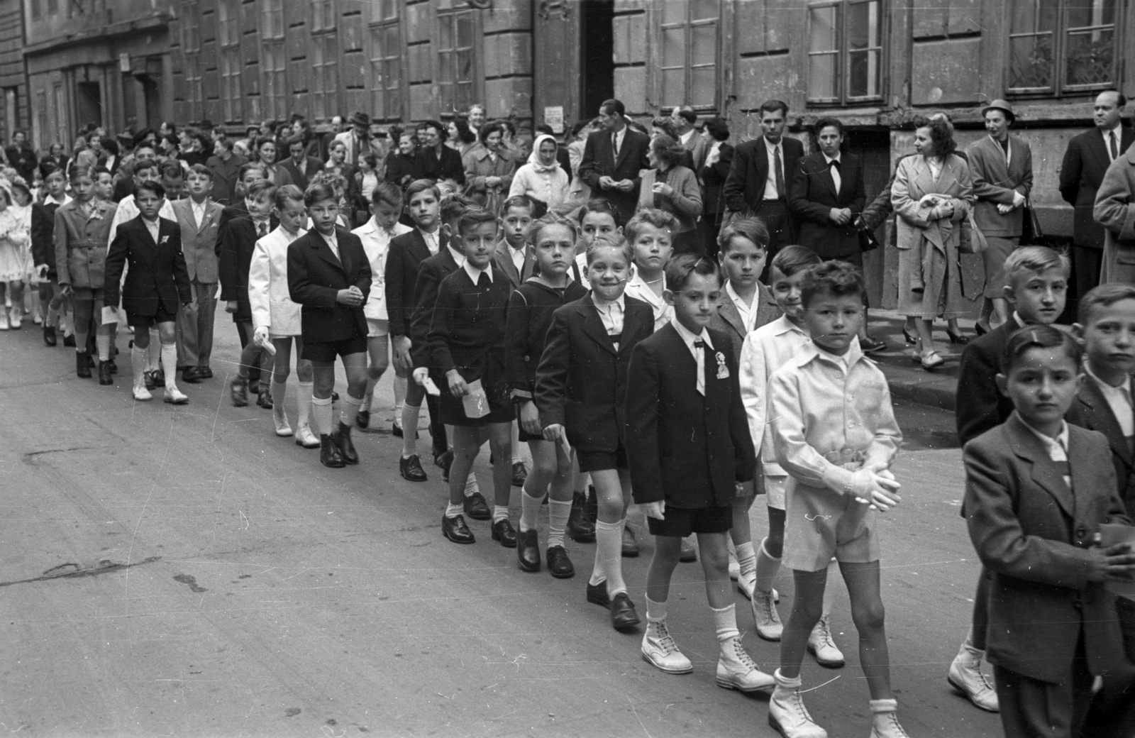 Magyarország, Budapest VIII., Gyulai Pál utca a Stáhly utcától a Kőfaragó utca felé nézve, elsőáldozók., 1956, Hámori Gyula, Budapest, rövidnadrág, fiúk, ünneplő ruha, Fortepan #123710