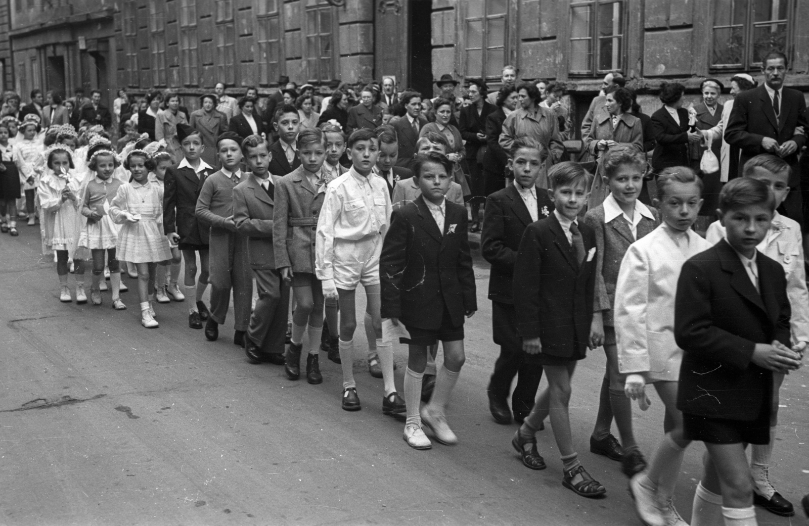Magyarország, Budapest VIII., Gyulai Pál utca a Stáhly utcától a Kőfaragó utca felé nézve, elsőáldozók., 1956, Hámori Gyula, Budapest, fiúk, lányok, ünneplő ruha, Fortepan #123711