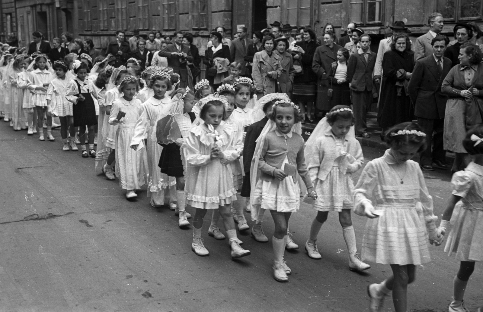 Magyarország, Budapest VIII., Gyulai Pál utca a Stáhly utcától a Kőfaragó utca felé nézve, elsőáldozók., 1956, Hámori Gyula, Budapest, lányok, térdzokni, fehér ruha, koszorú, Fortepan #123712