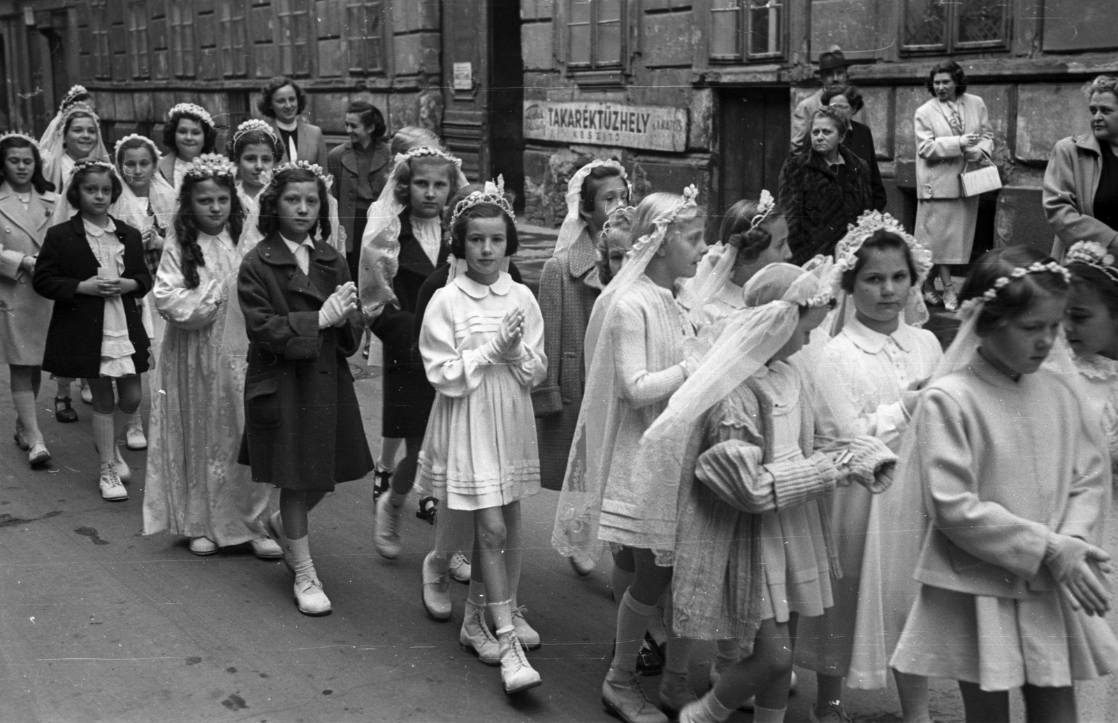 Magyarország, Budapest VIII., Gyulai Pál utca a Stáhly utcától a Kőfaragó utca felé nézve, elsőáldozók., 1956, Hámori Gyula, Budapest, kesztyű, lányok, fehér ruha, hajdísz, Fortepan #123713