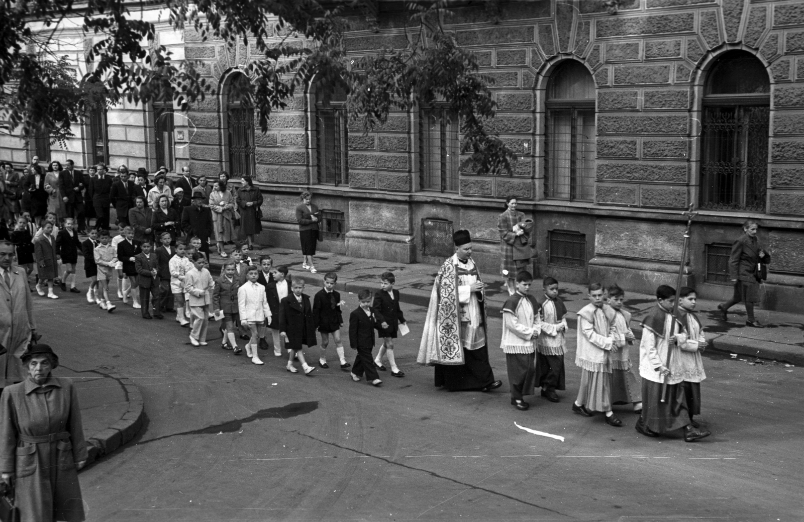 Magyarország, Budapest VIII., Gyulai Pál utca a Stáhly utcától a Kőfaragó utca felé nézve, elsőáldozók., 1956, Hámori Gyula, Budapest, felvonulás, pap, gyerekek, ornátus, Fortepan #123715