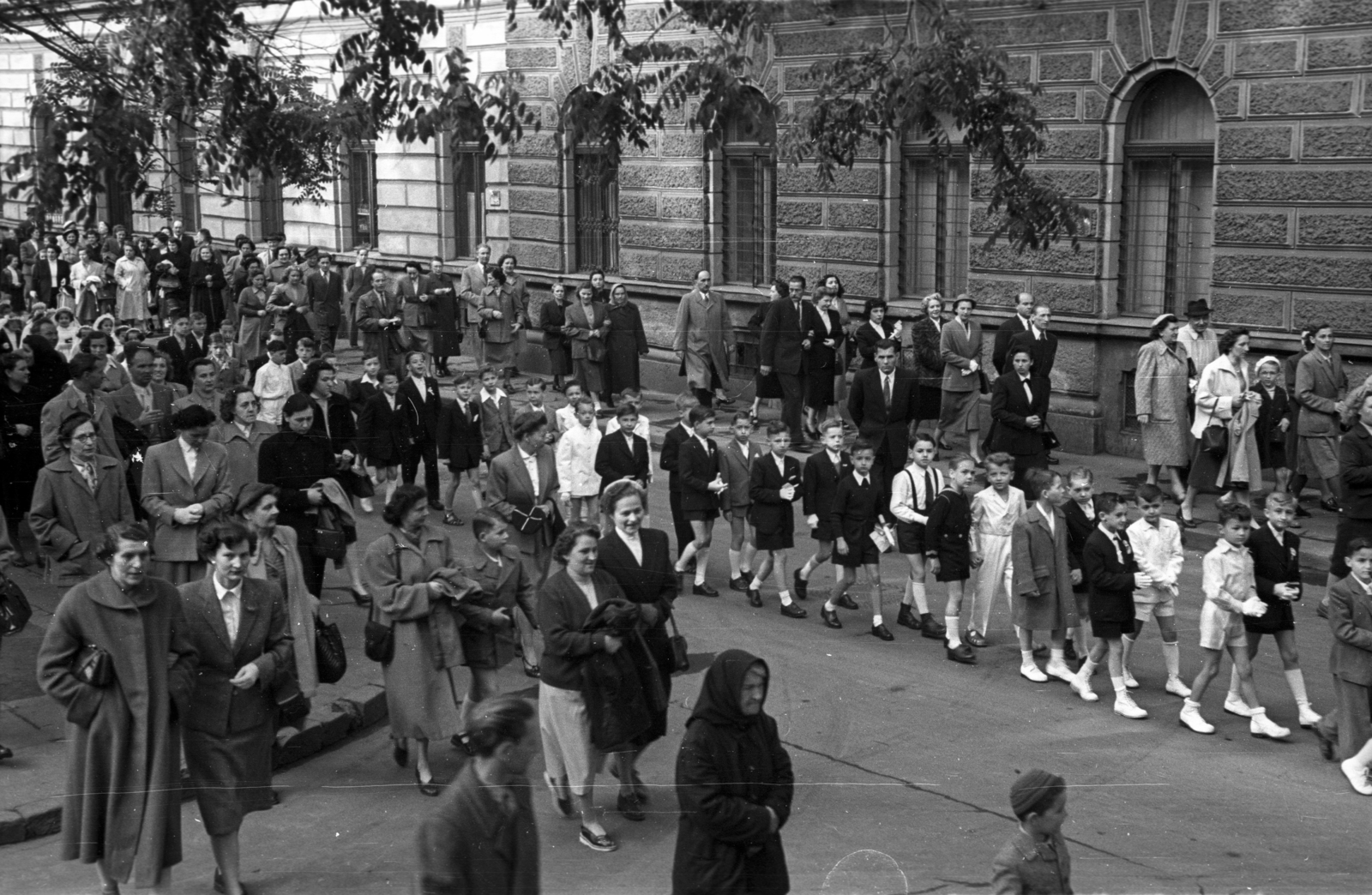 Hungary, Budapest VIII., Gyulai Pál utca a Stáhly utcától a Kőfaragó utca felé nézve, elsőáldozók., 1956, Hámori Gyula, Budapest, march, Fortepan #123716