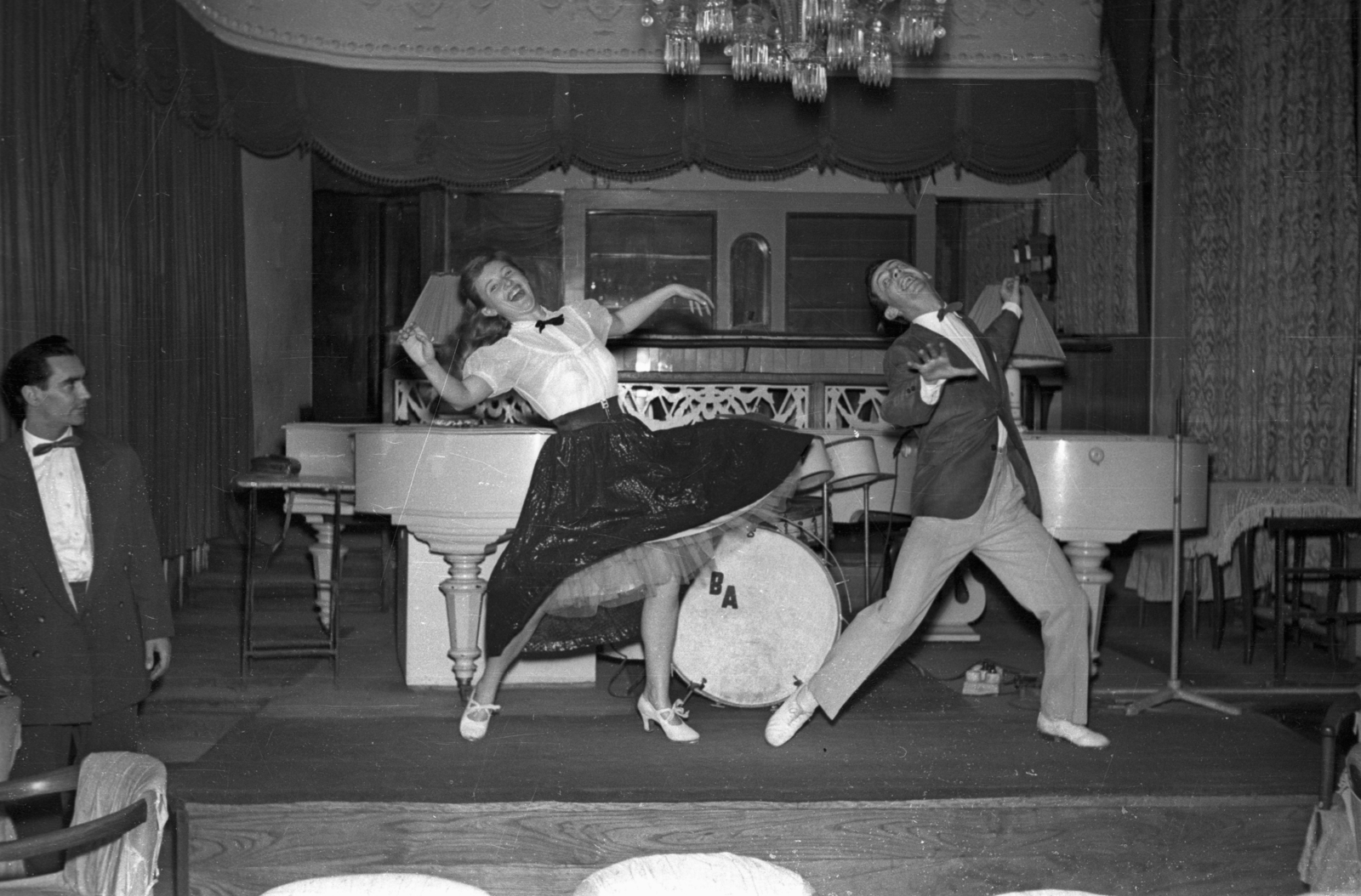 Magyarország, Budapest VI., Teréz körút 43. (Lenin körút 97.) Béke (egykor Britannia) Szálló, balra Orosz János zongorista., 1957, Hámori Gyula, Budapest, tánc, színpad, előadás, Fortepan #123719