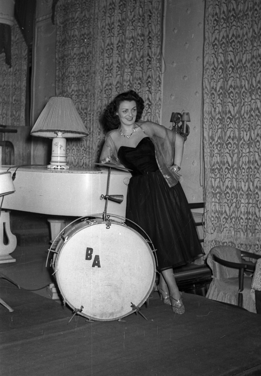 Hungary, Budapest VI., Teréz körút 43. (Lenin körút 97.) Béke (egykor Britannia) Szálló. Vadas Zsuzsa táncdalénekes., 1957, Hámori Gyula, Budapest, celebrity, posture, fashion designer, drum, cowbell, cymbal, Fortepan #123722