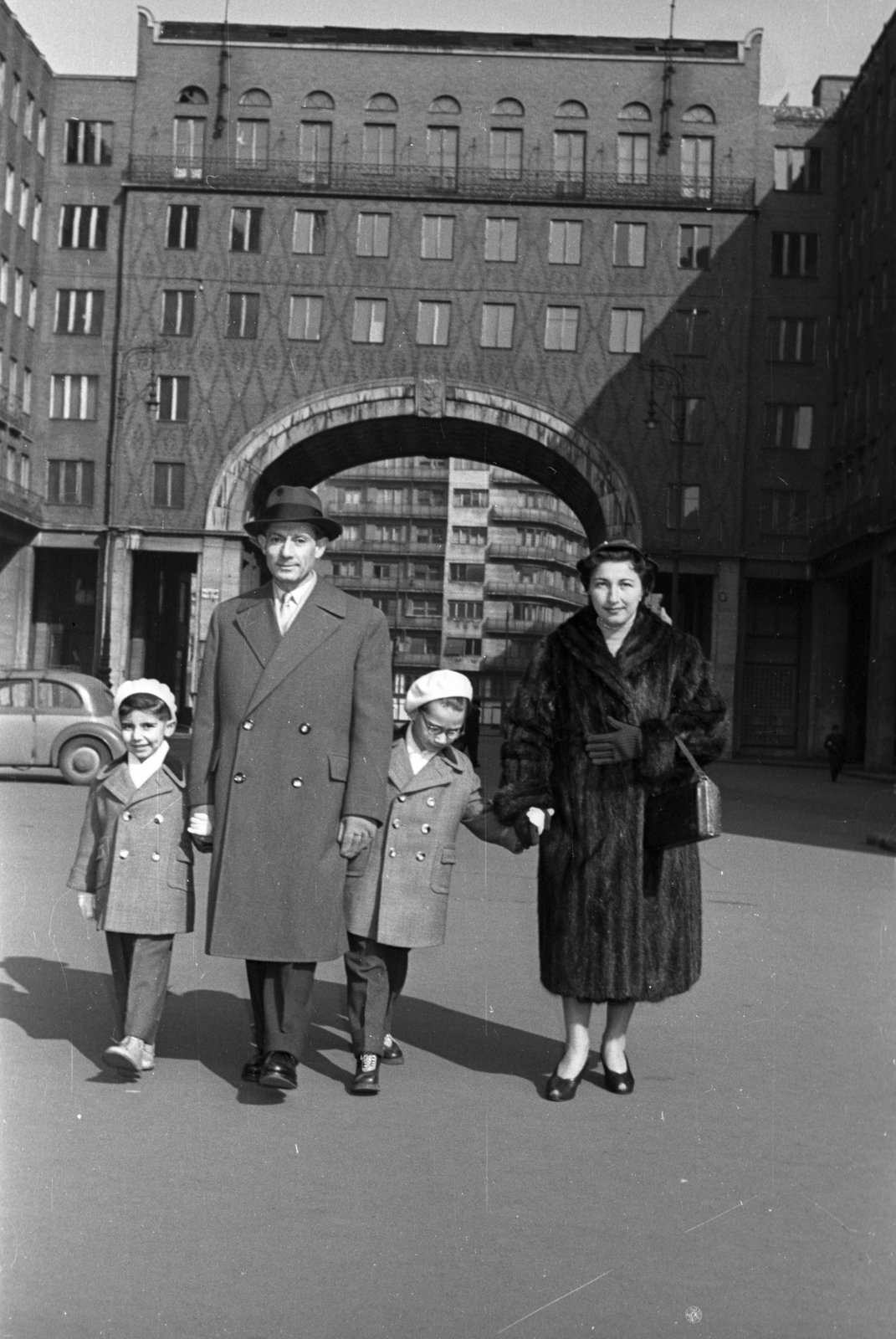 Magyarország, Budapest VII., Madách Imre tér., 1957, Hámori Gyula, Budapest, család, modern építészet, bunda, kézenfogva, Fortepan #123739