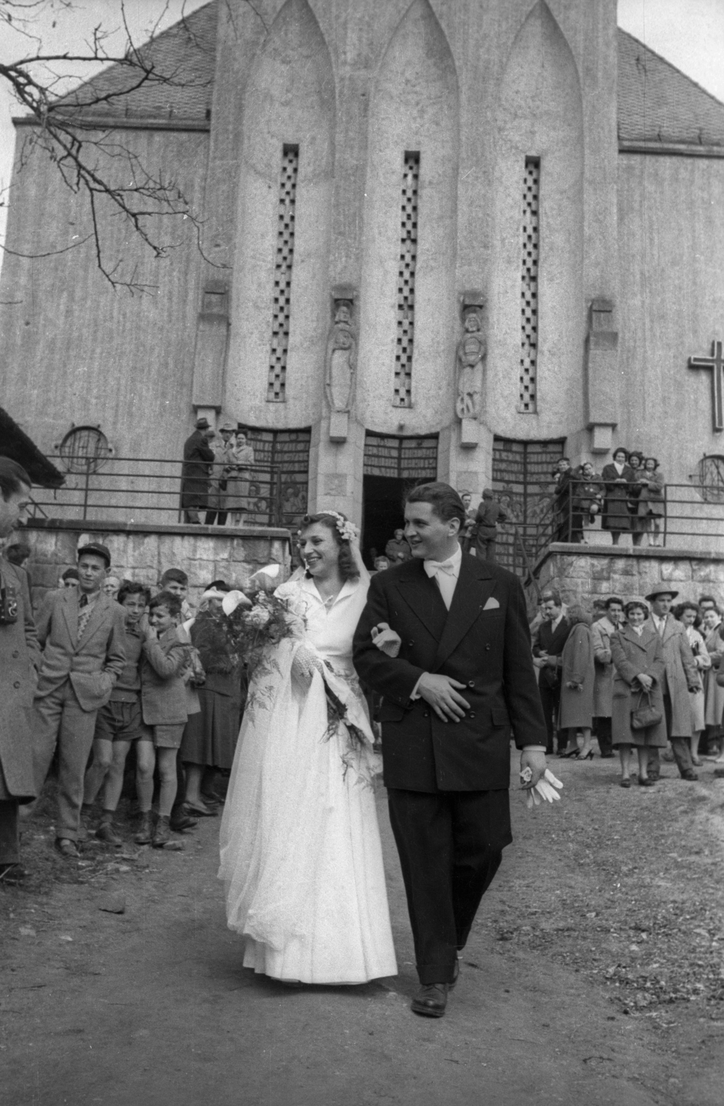 Magyarország, Budapest II., Máriaremetei (Dimitrov) út 34., Remetekertvárosi Szentlélek templom., 1957, Hámori Gyula, menyasszony, vőlegény, Budapest, Fortepan #123749
