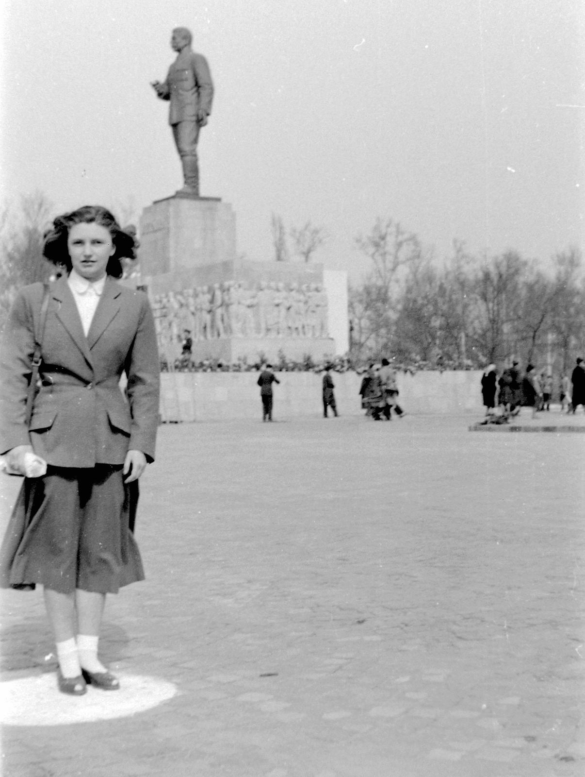 Hungary, Budapest XIV., a mai Ötvenhatosok tere, háttérben Mikus Sándor szobrászművész alkotása a Sztálin szobor., 1952, Szent-tamási Mihály, sculpture, Joseph Stalin portrayal, Budapest, Fortepan #12375