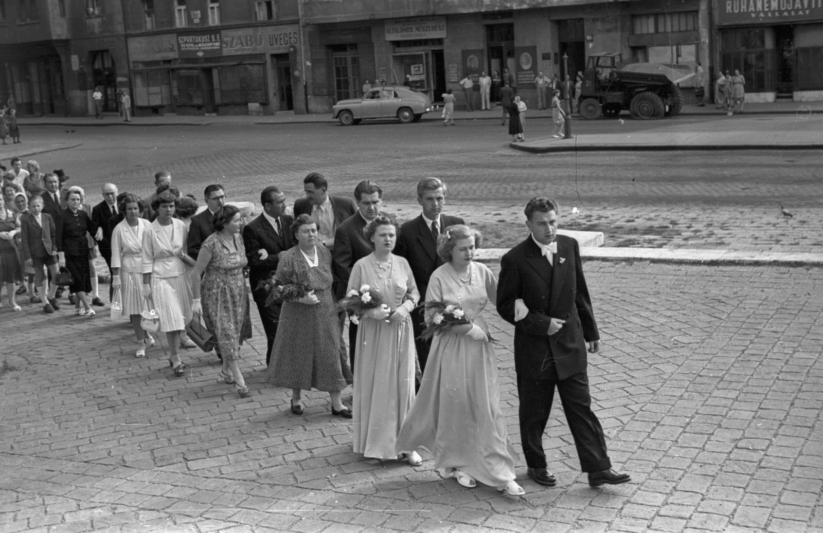 Hungary, Budapest IX., Bakáts tér az Assisi Szent Ferenc-templom előtt, balra a Ráday utca., 1958, Hámori Gyula, Budapest, wedding ceremony, flat tyre, Fortepan #123756