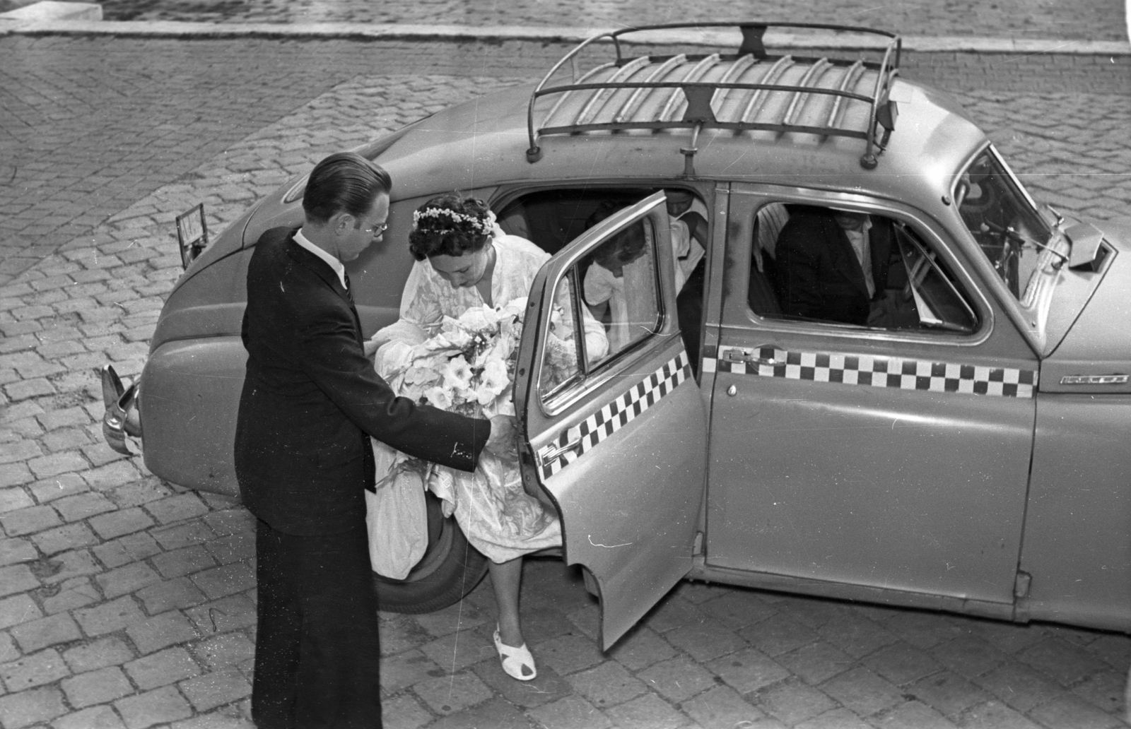 Hungary, Budapest IX., Bakáts tér, a felvétel az Assisi Szent Ferenc-templom előtt készült., 1958, Hámori Gyula, taxicab, bride, groom, Budapest, M20 Pobieda, Fortepan #123758