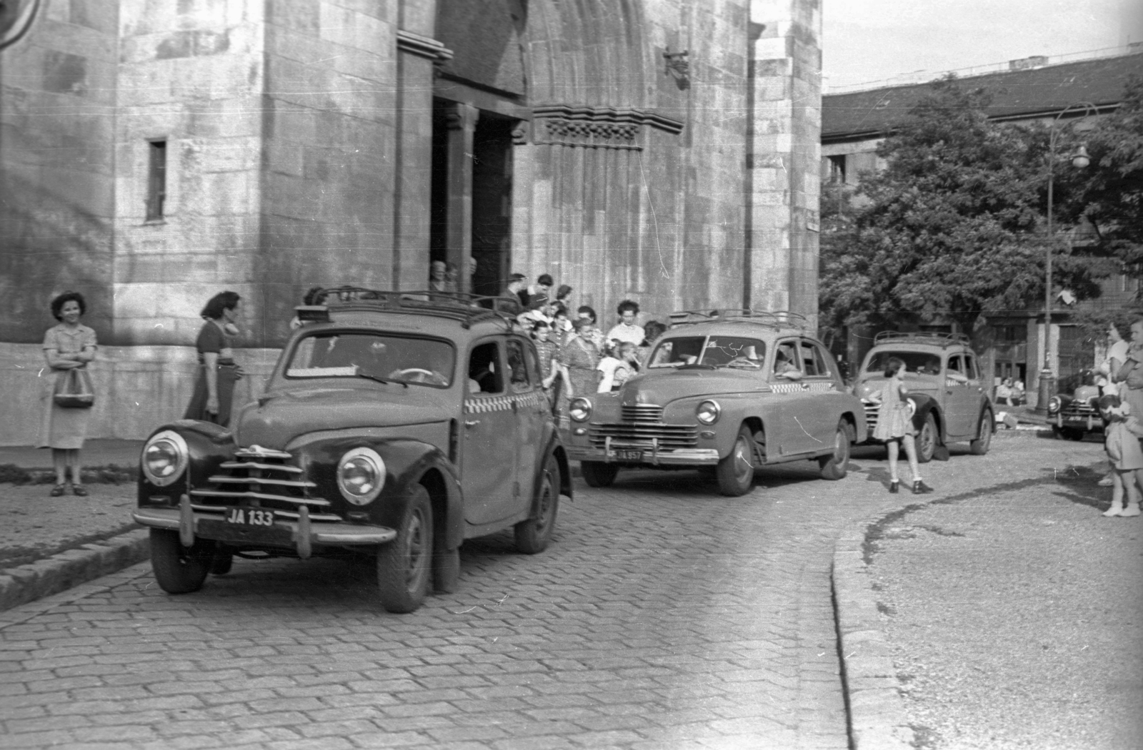 Hungary, Budapest XIII., Szent Margit (Élmunkás) tér, a felvétel az Árpád-házi Szent Margit-templom előtt készült, háttérben a Lehel utca., 1958, Hámori Gyula, taxicab, Budapest, M20 Pobieda, number plate, Fortepan #123765