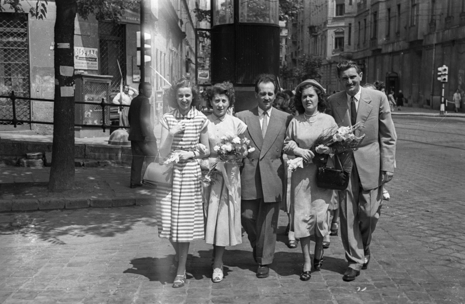 Hungary, Budapest II., Margit körút (Mártírok útja), a háttérben balra a Margit utca, szemben a Török utca., 1958, Hámori Gyula, Budapest, hold upper arms, Fortepan #123768