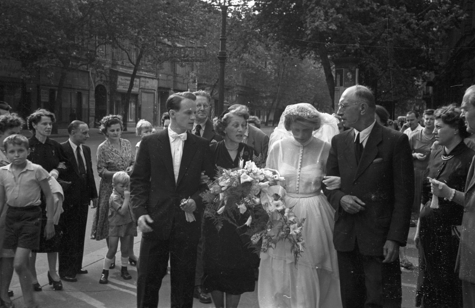 Hungary, Budapest VI., Nagymező utca a Terézvárosi templom előtt., 1958, Hámori Gyula, bride, groom, Budapest, Fortepan #123769
