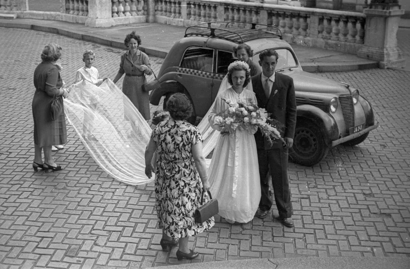 Hungary, Budapest V., Szent István tér, a felvétel a Szent István-bazilika előtt készült., 1958, Hámori Gyula, taxicab, Renault-brand, bride, groom, untitled, Budapest, Fortepan #123772