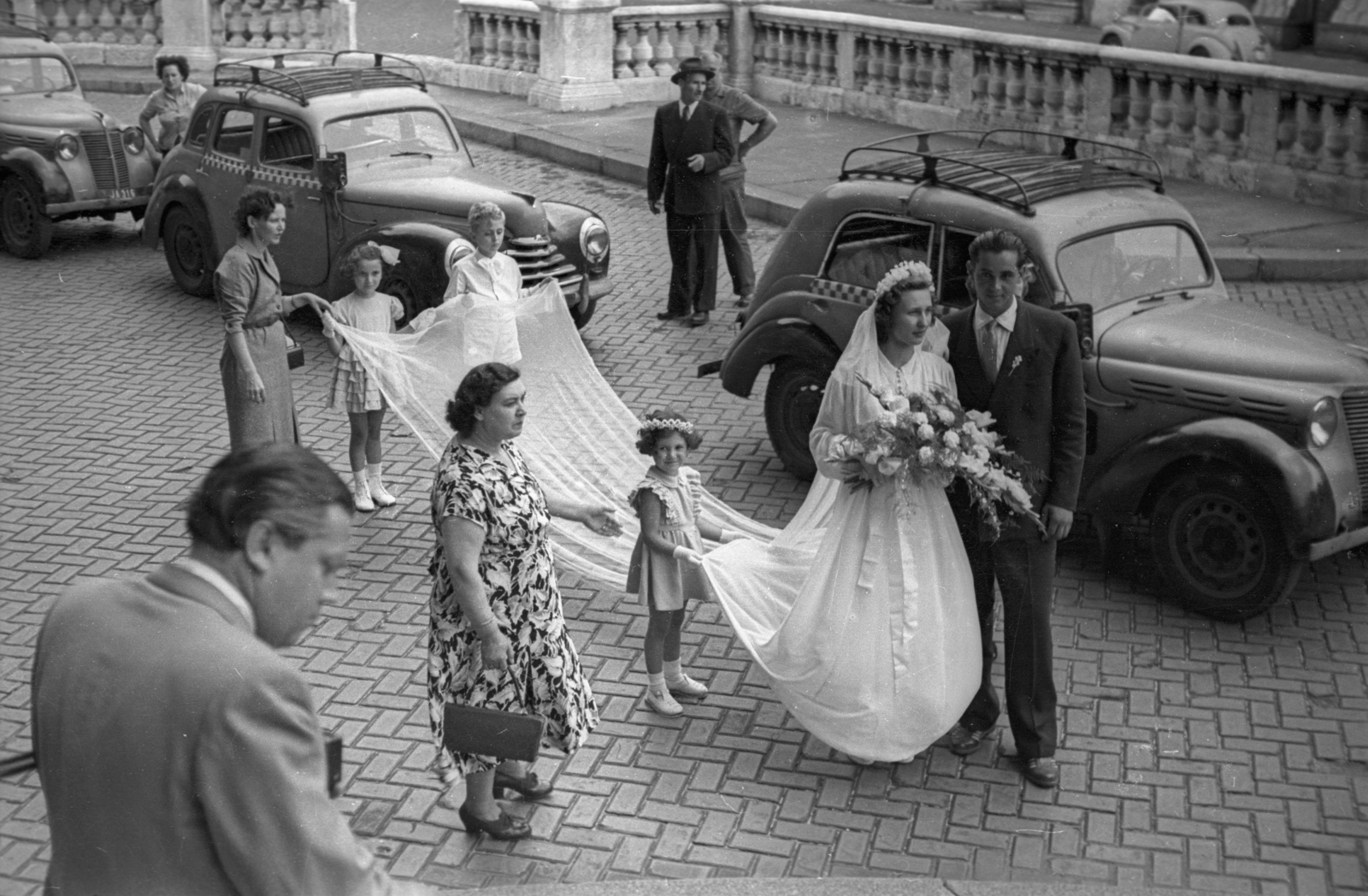 Hungary, Budapest V., Szent István tér, a felvétel a Szent István-bazilika előtt készült., 1958, Hámori Gyula, taxicab, Renault-brand, bride, groom, untitled, Budapest, Fortepan #123773