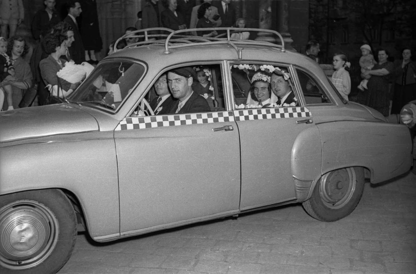 Hungary, Budapest IX., Bakáts tér, a felvétel az Assisi Szent Ferenc-templom főbejárata előtt készült., 1958, Hámori Gyula, taxicab, Wartburg-brand, bride, groom, Budapest, Fortepan #123775