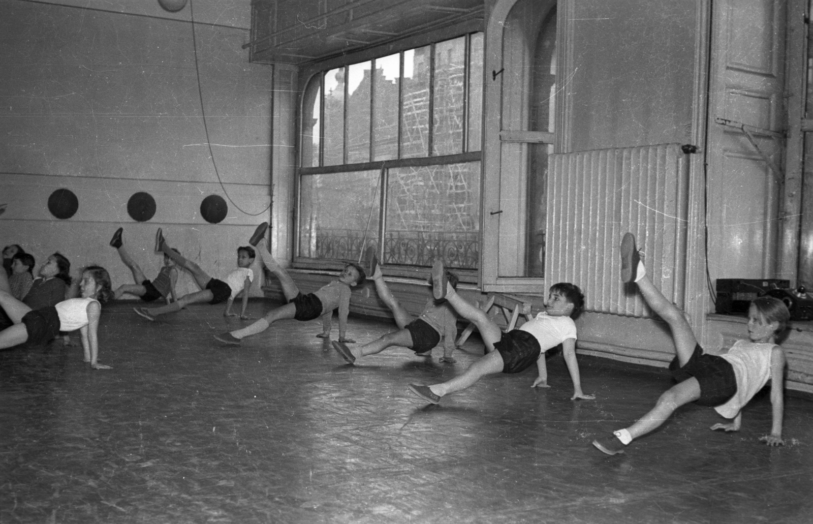 Hungary, Budapest VII., Károly (Tanács) körút 9., a felvétel a Budapesti Vasutas Sport Club vívótermében tartott edzésen készült., 1958, Hámori Gyula, kids, Budapest, Fortepan #123778