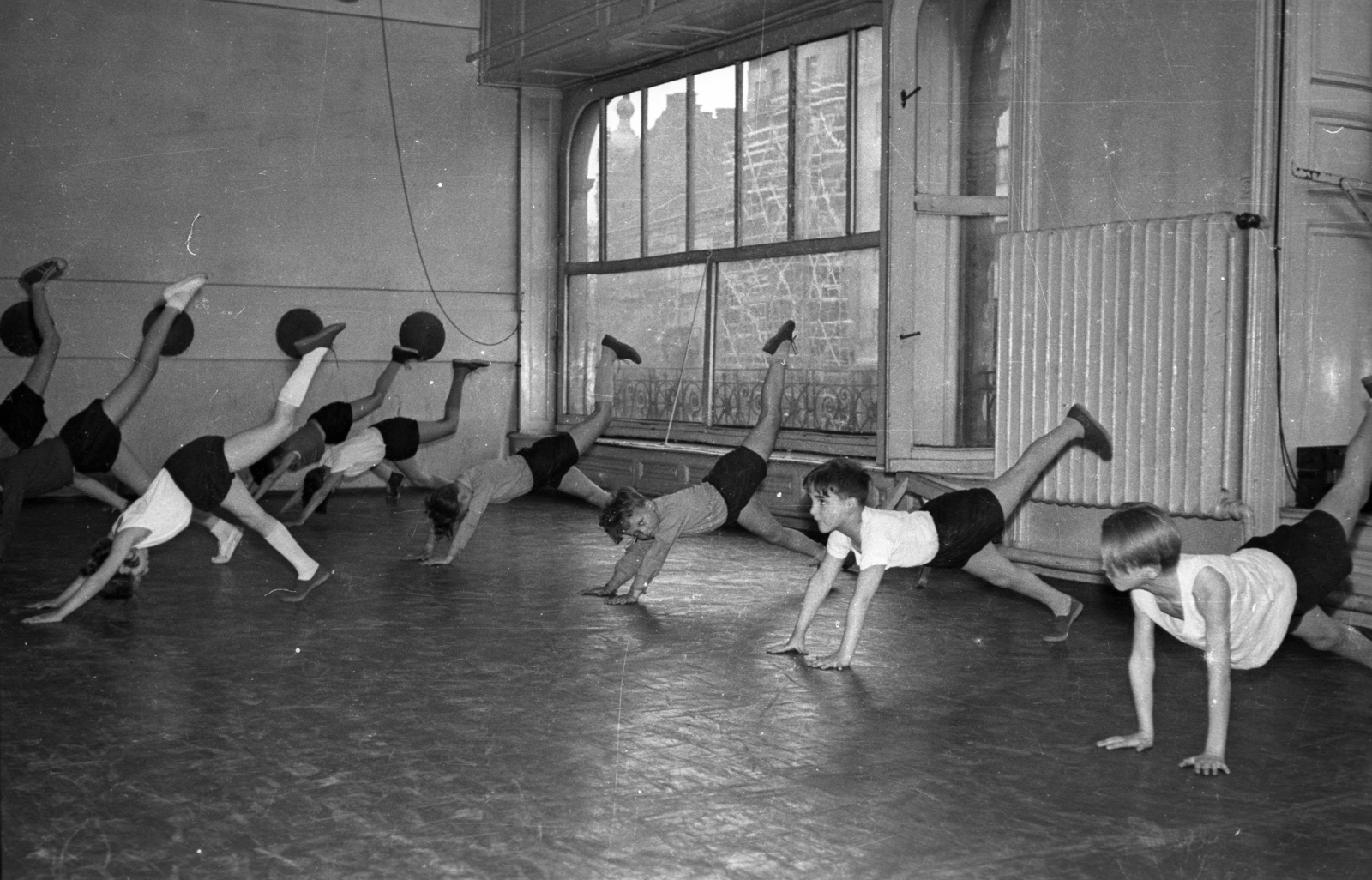 Hungary, Budapest VII., Károly (Tanács) körút 9., a felvétel a Budapesti Vasutas Sport Club vívótermében tartott edzésen készült., 1958, Hámori Gyula, kids, Budapest, Fortepan #123779