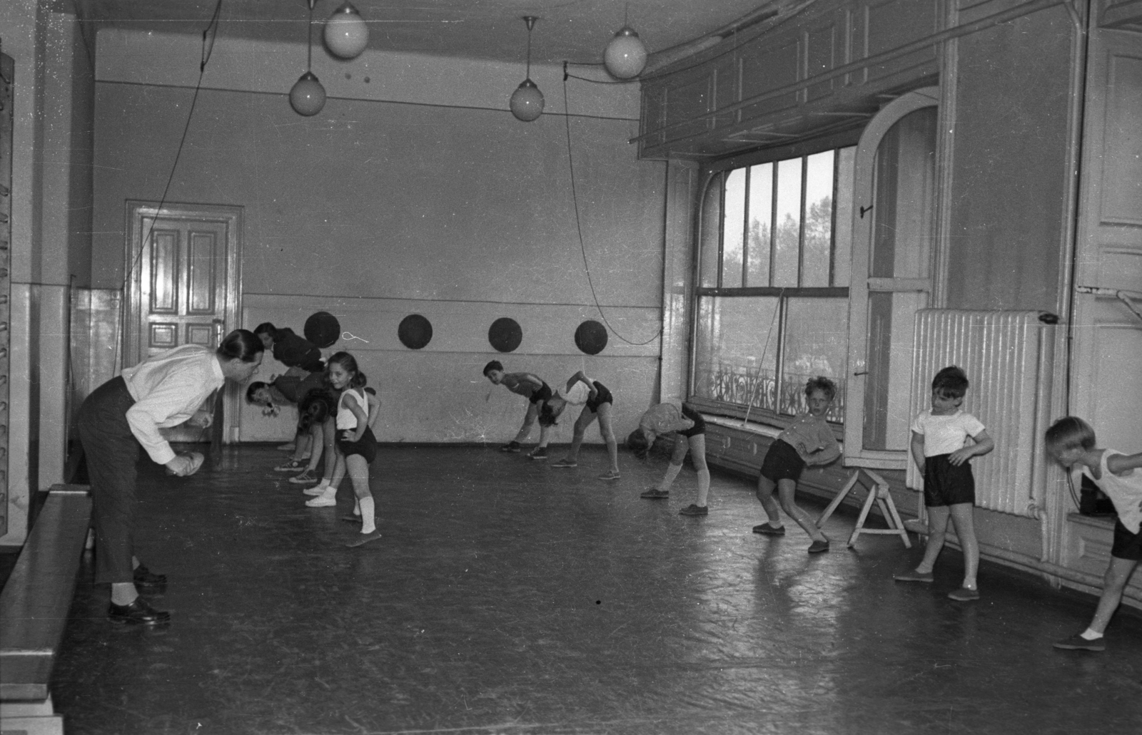 Hungary, Budapest VII., Károly (Tanács) körút 9., a felvétel a Budapesti Vasutas Sport Club vívótermében tartott edzésen készült., 1958, Hámori Gyula, kids, Budapest, Fortepan #123780