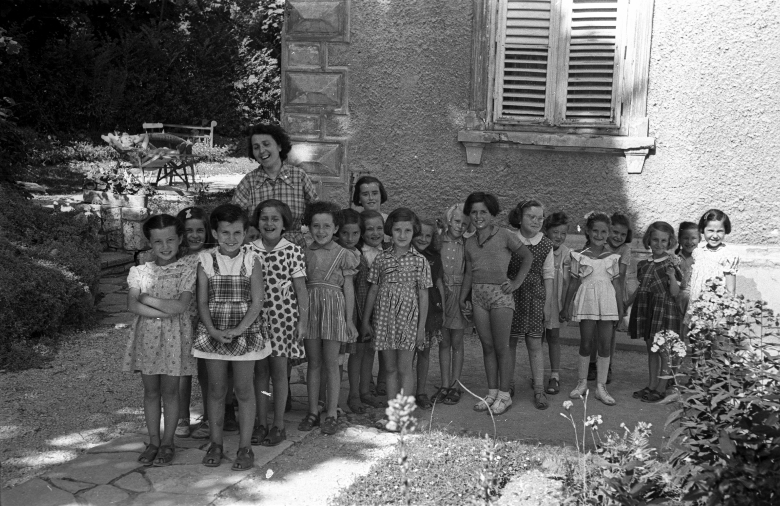 1954, Hámori Gyula, kids, girls, summer, venetian blind, Fortepan #123789