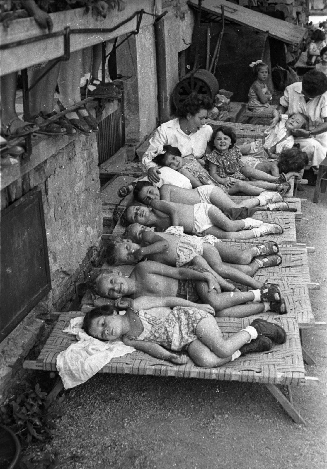 1954, Hámori Gyula, kids, peeking, relaxation, folding bed, Fortepan #123796