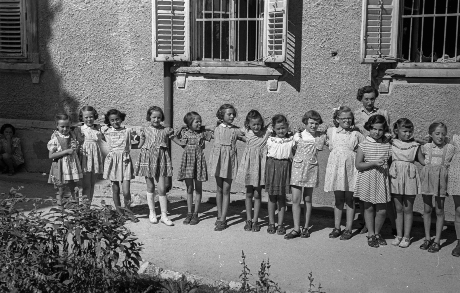 1954, Hámori Gyula, kids, girls, summer dresses, hold upper arms, Fortepan #123801