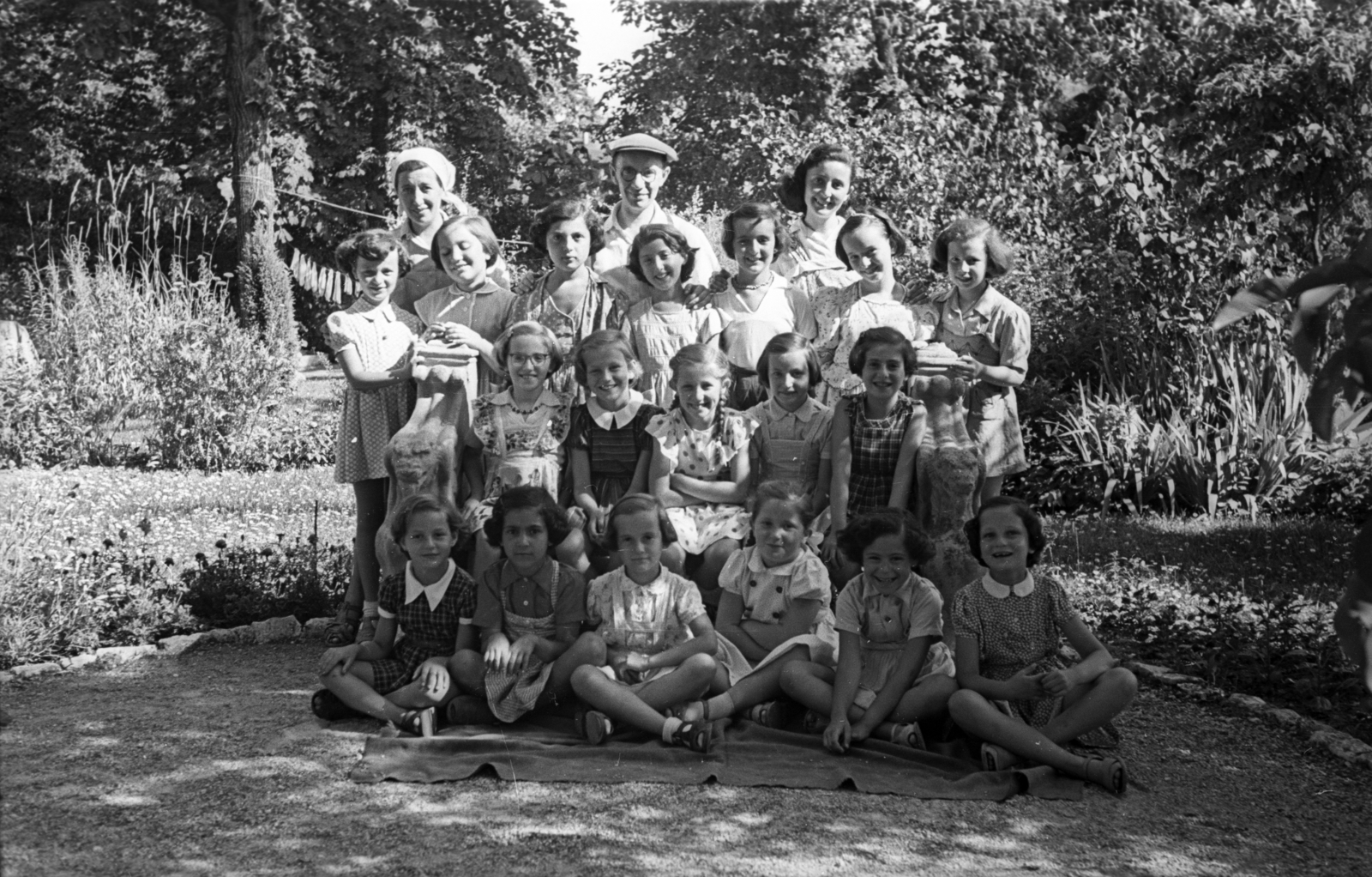 Hungary, 1954, Hámori Gyula, kids, girls, sitting on the ground, summer dresses, Fortepan #123803