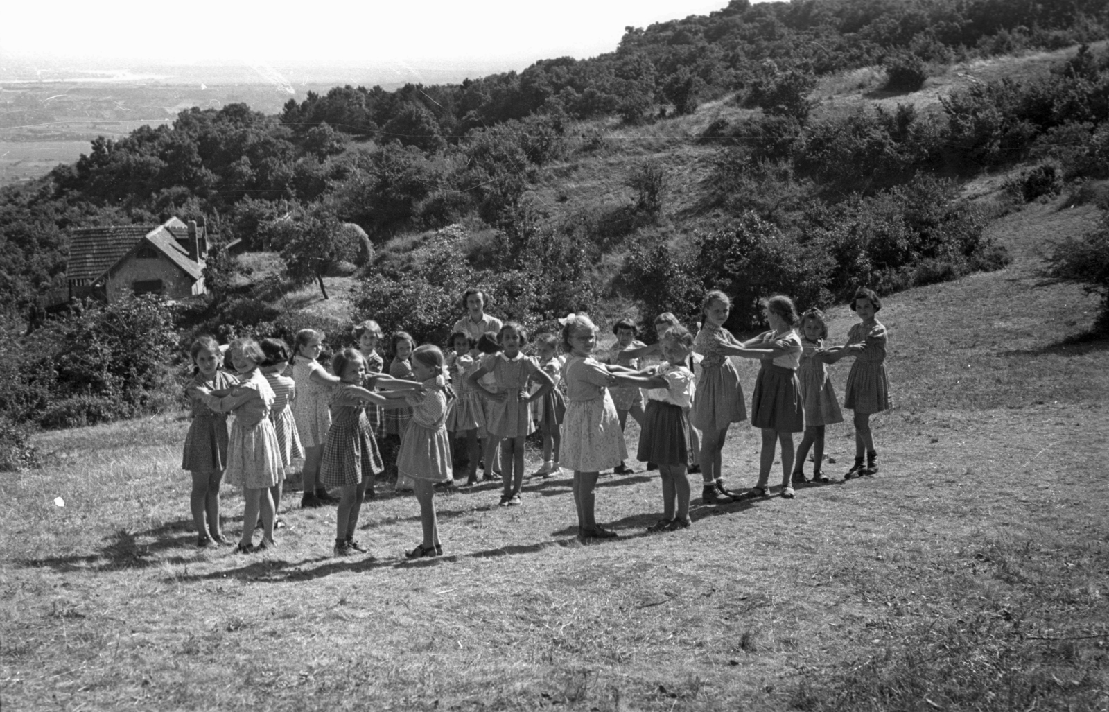 Hungary, untitled, Budapest XII., rét a Kalóz út környékén., 1954, Hámori Gyula, kids, Budapest, girls, toy, Fortepan #123806