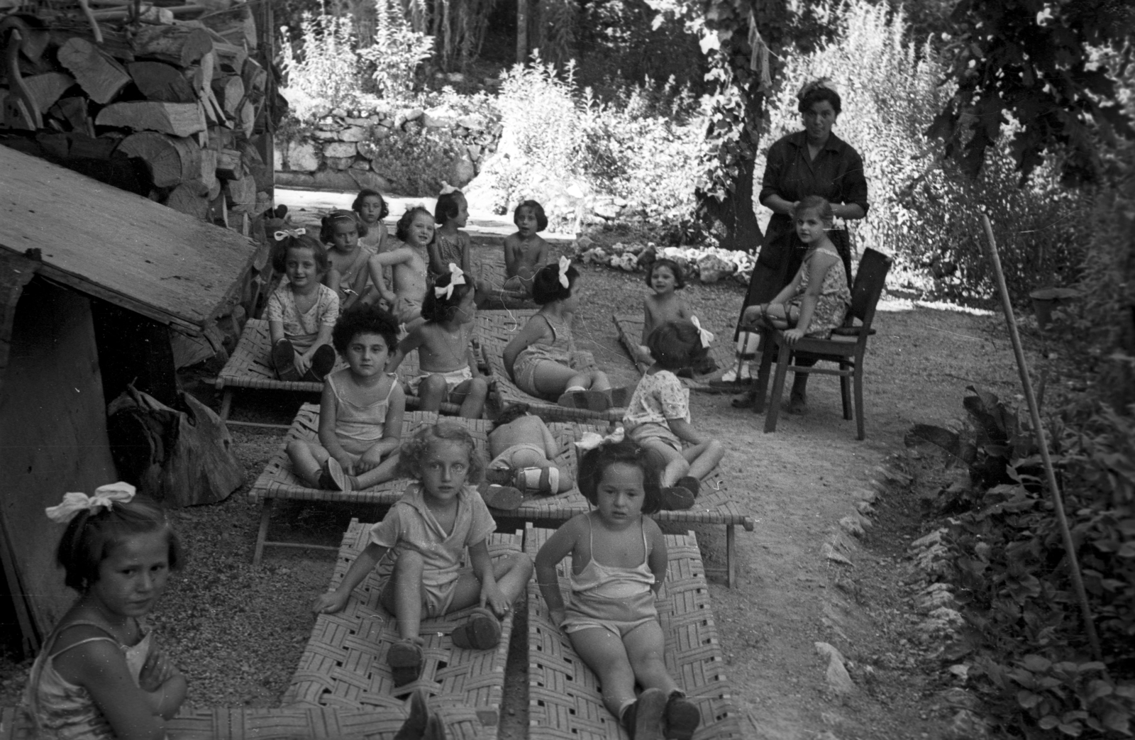 1954, Hámori Gyula, kids, girls, relaxation, folding bed, Fortepan #123807