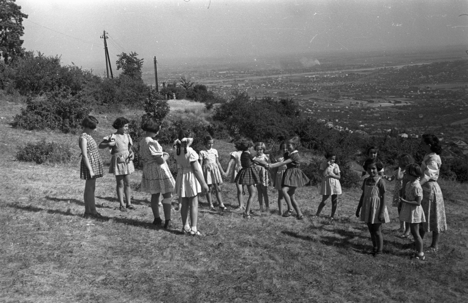 Hungary, untitled, Budapest XII., rét a Kalóz út környékén., 1954, Hámori Gyula, kids, Budapest, girls, dance, hillside, toy, Fortepan #123810