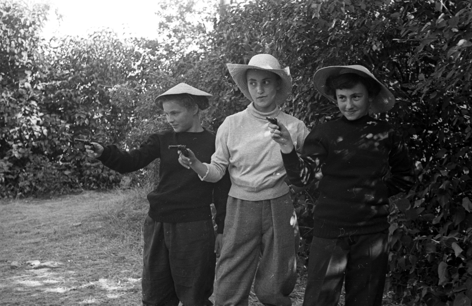 1954, Hámori Gyula, kids, hat, girls, smile, hands behind the back, jesting, cross-dressing, toy gun, Fortepan #123816