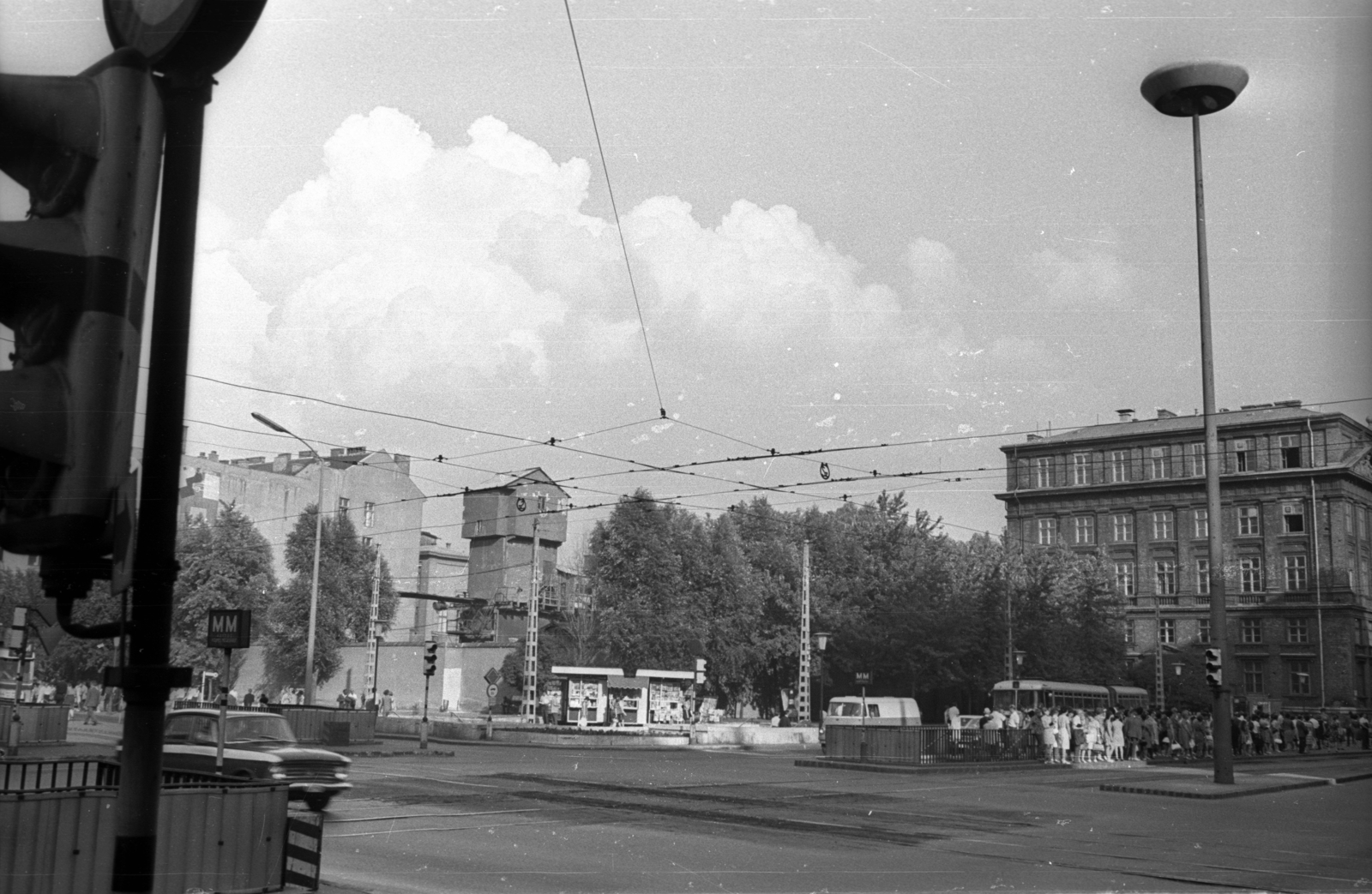 Hungary, Budapest VIII., Astoria kereszteződés a Károly (Tanács) körút felől nézve, szemben a metróépítés felvonótornya és az ELTE épülete., 1969, Szepesfalvy Gábor, intersection, subway construction, Budapest, Fortepan #123826