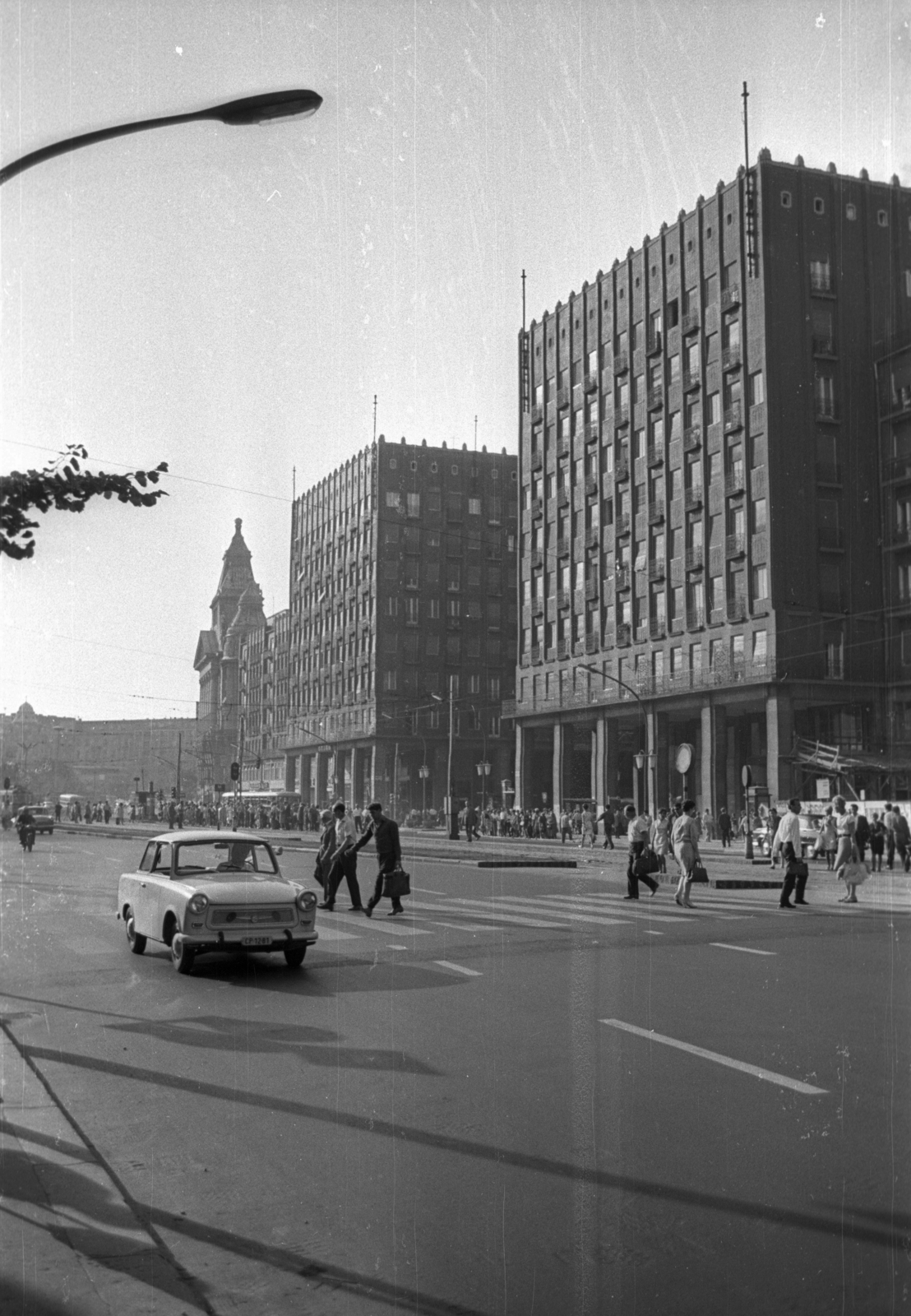 Hungary, Budapest V., Károly (Tanács) körút a Deák Ferenc tér felé nézve. Jobbra a Madách-házak, hátrébb az Anker-ház., 1969, Szepesfalvy Gábor, Budapest, Fortepan #123828