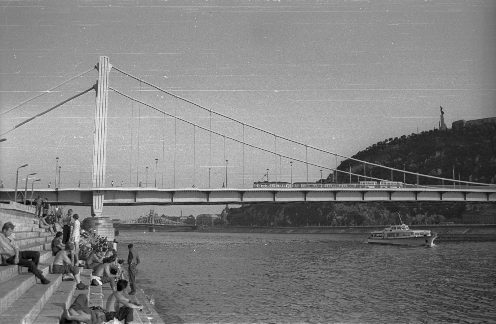 Hungary, Budapest V.,Budapest I., az Erzsébet híd és a Gellért-hegy a pesti alsó rakpart lépcsőjéről nézve, háttérben a Szabadság híd., 1969, Szepesfalvy Gábor, water bus, Budapest, Fortepan #123835