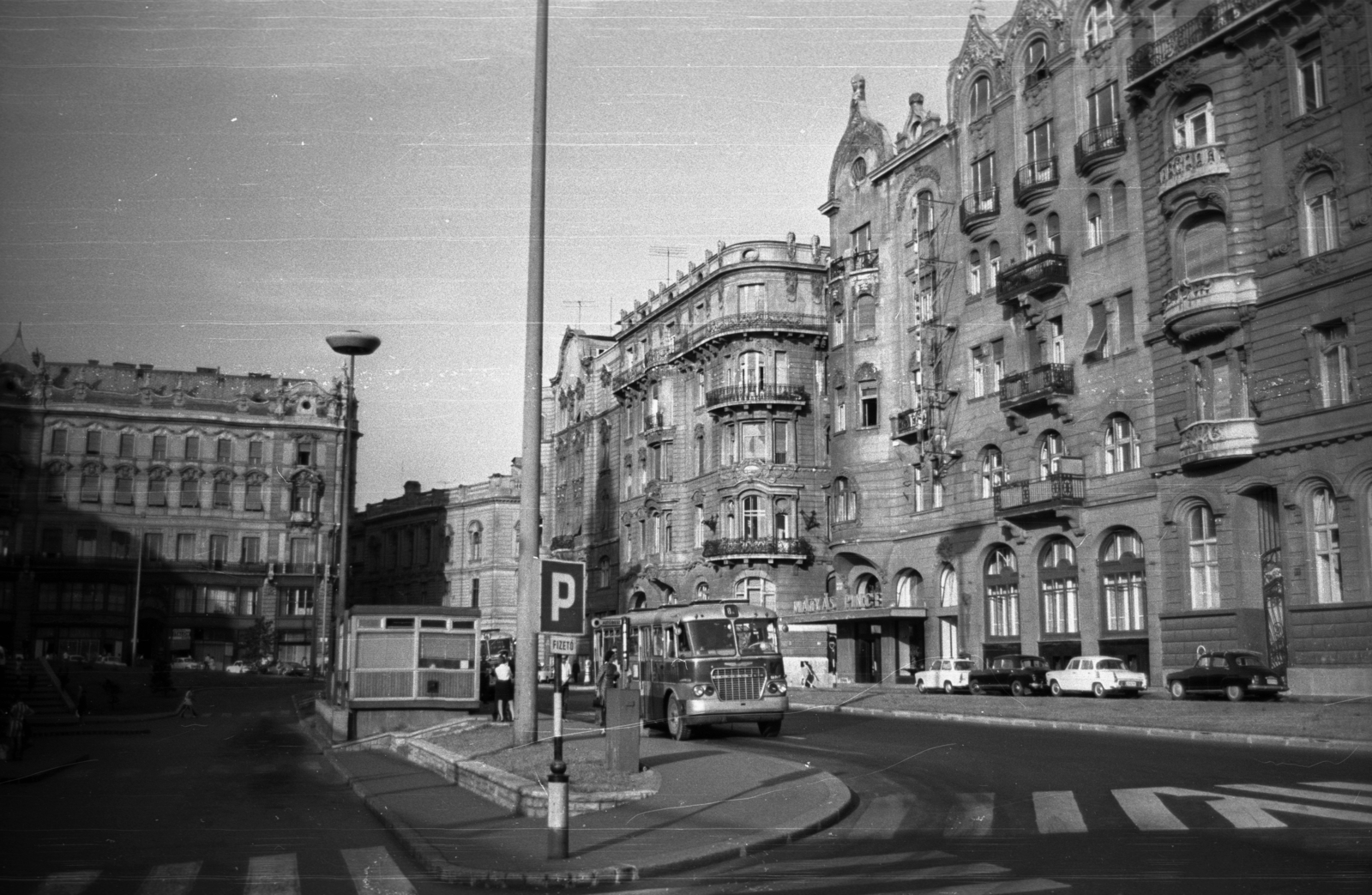 Hungary, Budapest V., Március 15. tér a Duna felől a Váci utca felé nézve, jobbra a Kéményseprő utca sarkán a Mátyás Pince étterem., 1969, Szepesfalvy Gábor, bus, Trabant-brand, street view, Mercedes-brand, car park, Ikarus 620, Budapest, Fortepan #123837