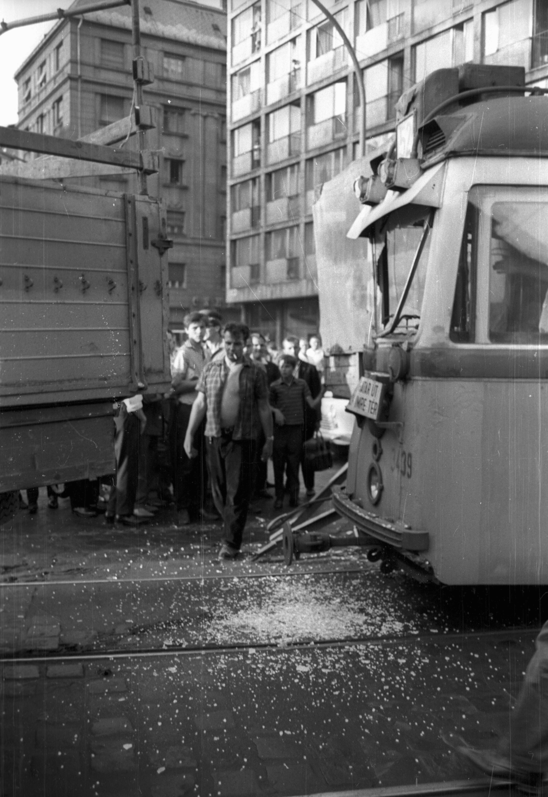 Hungary, Budapest VIII., Üllői út és a Nagykörút kereszteződése, háttérben a Corvin (Kisfaludy) köz., 1969, Szepesfalvy Gábor, accident, tram, Ganz UV tramway, Budapest, Fortepan #123843
