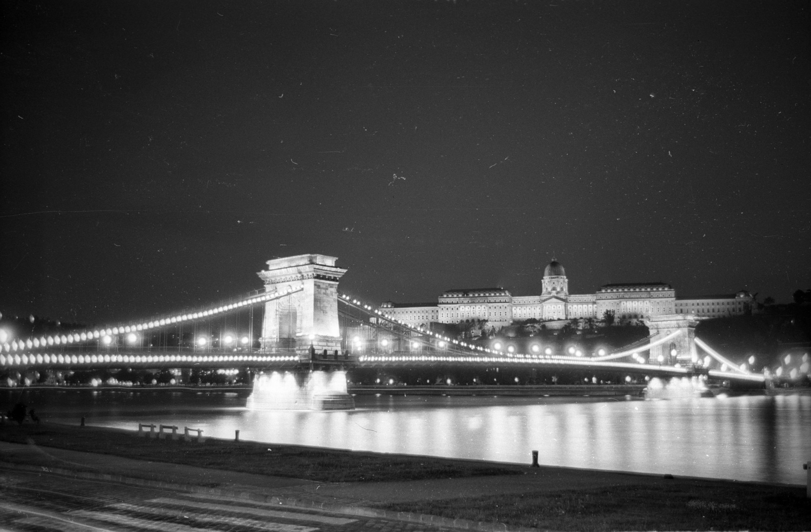 Hungary, Budapest V.,Budapest I., a kivilágított Széchenyi Lánchíd és a Budavári Palota (korábban Királyi Palota) a pesti alsó rakpartról nézve., 1970, Szepesfalvy Gábor, floodlighting, Budapest, Fortepan #123851