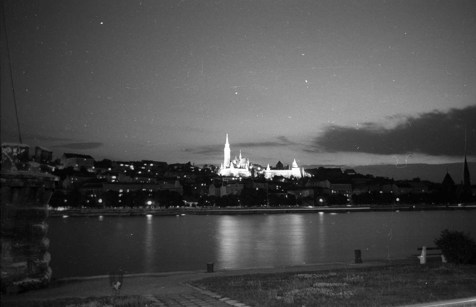 Magyarország, Budapest V.,Budapest I., a kivilágított Mátyás-templom és a Halászbástya a pesti alsó rakpartról nézve., 1970, Szepesfalvy Gábor, díszkivilágítás, Budapest, Fortepan #123852