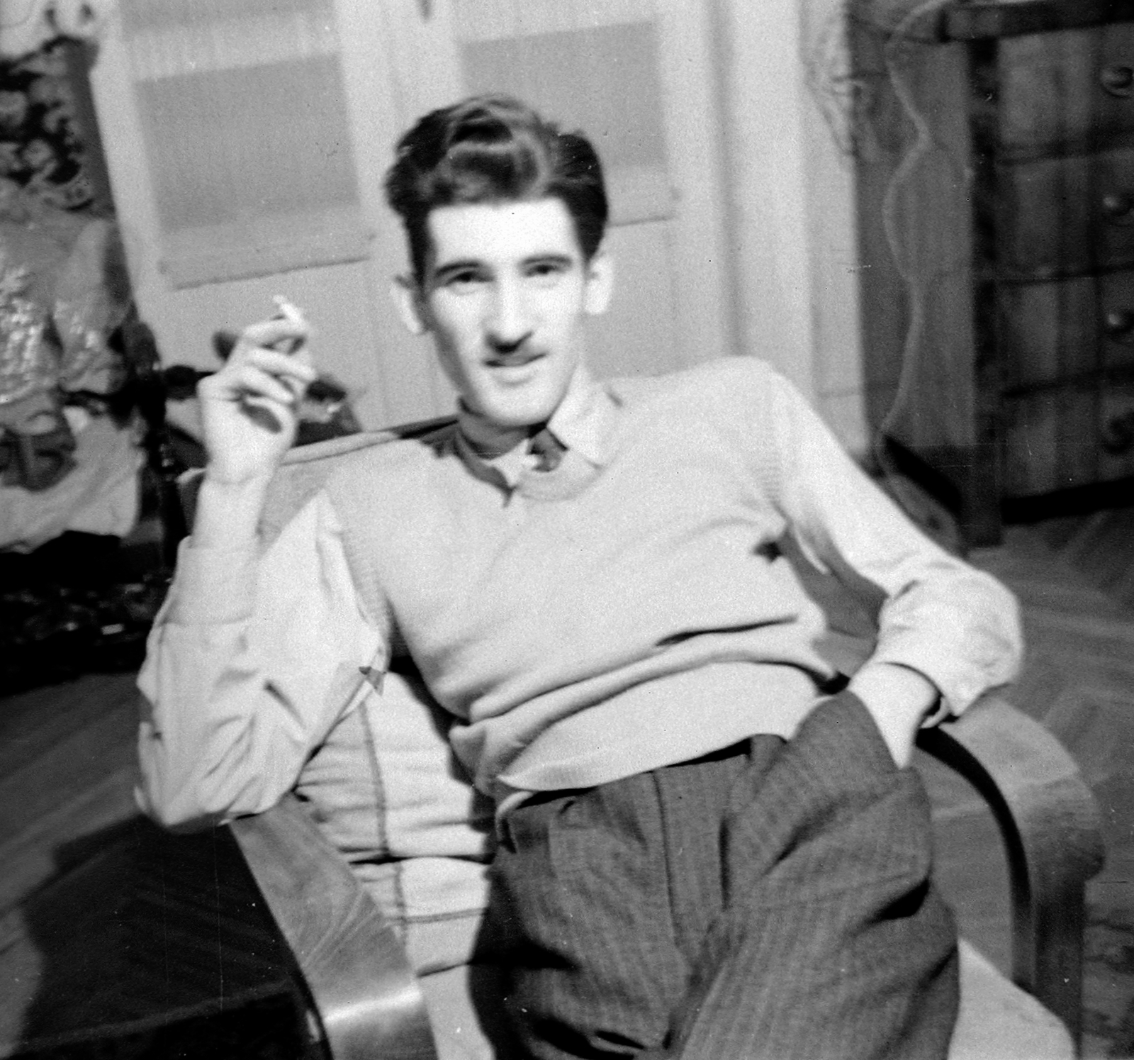 1952, Szent-tamási Mihály, cigarette, arm chair, hands in pockets, Fortepan #12387