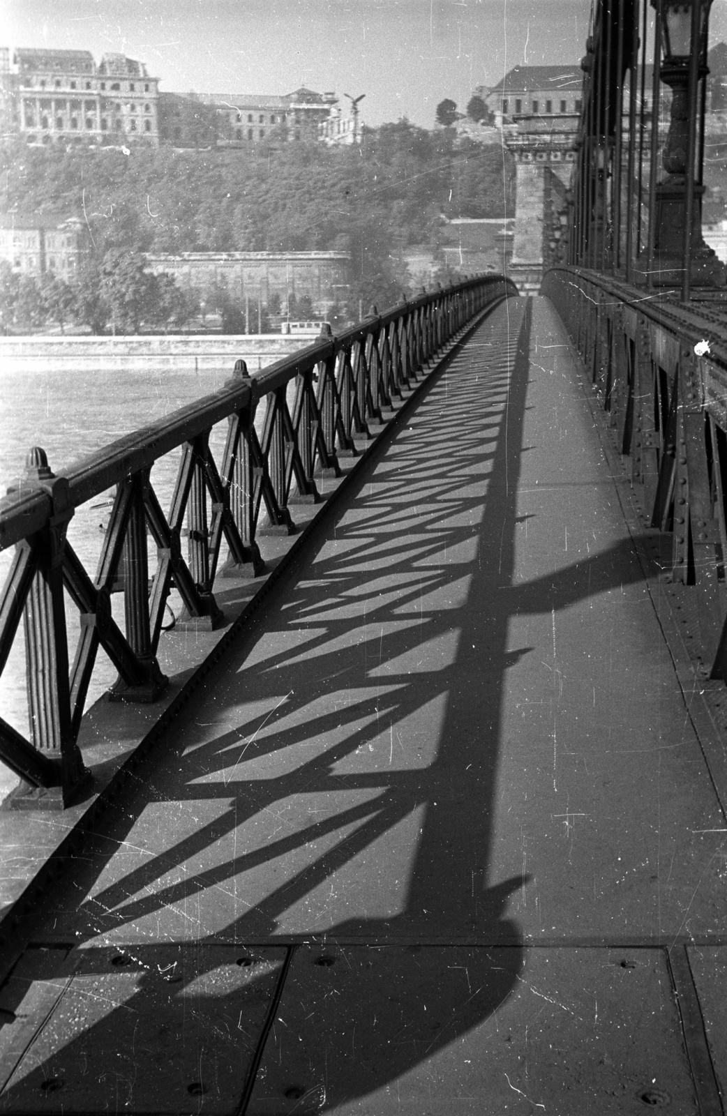 Magyarország, Budapest I., Széchenyi Lánchíd, Buda felé nézve., 1956, Szepesfalvy Gábor, Budapest, korlát, árnyék, Fortepan #123872