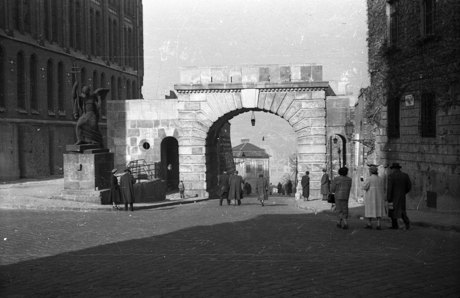 Magyarország, budai Vár, Budapest I., Bécsi kapu tér, Bécsi kapu, előtte Budavár visszavételének emlékműve (Ohmann Béla, 1936.). Balra a Magyar Országos Levéltár épülete., 1955, Szepesfalvy Gábor, neoromán építészet, Budapest, Pecz Samu-terv, Fortepan #123889