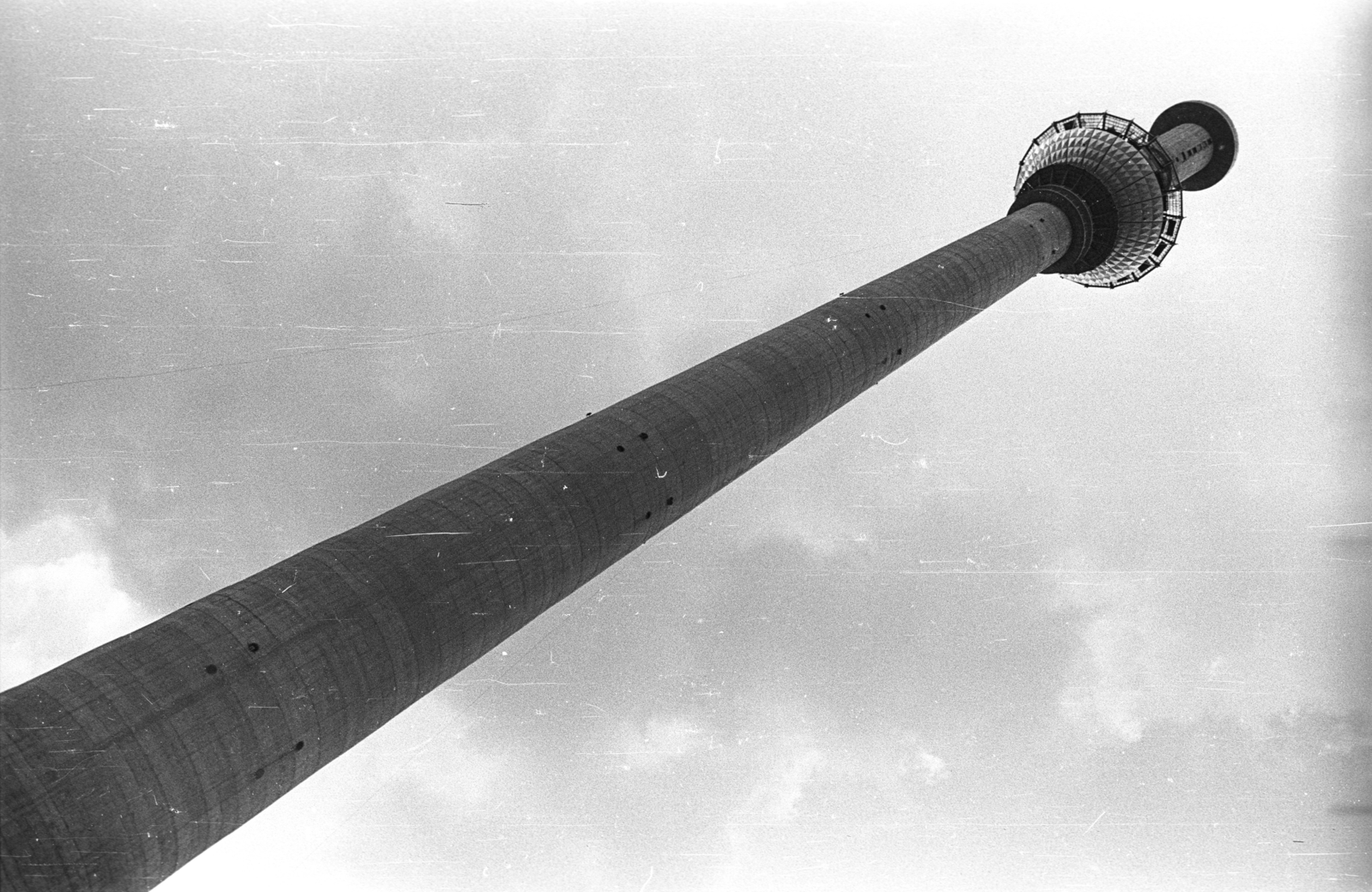 Germany, Berlin, Kelet-Berlin, a TV torony a Gontardstrasse-ról fényképezve., 1968, Szepesfalvy Gábor, GDR, East-Berlin, tower, Fortepan #123899