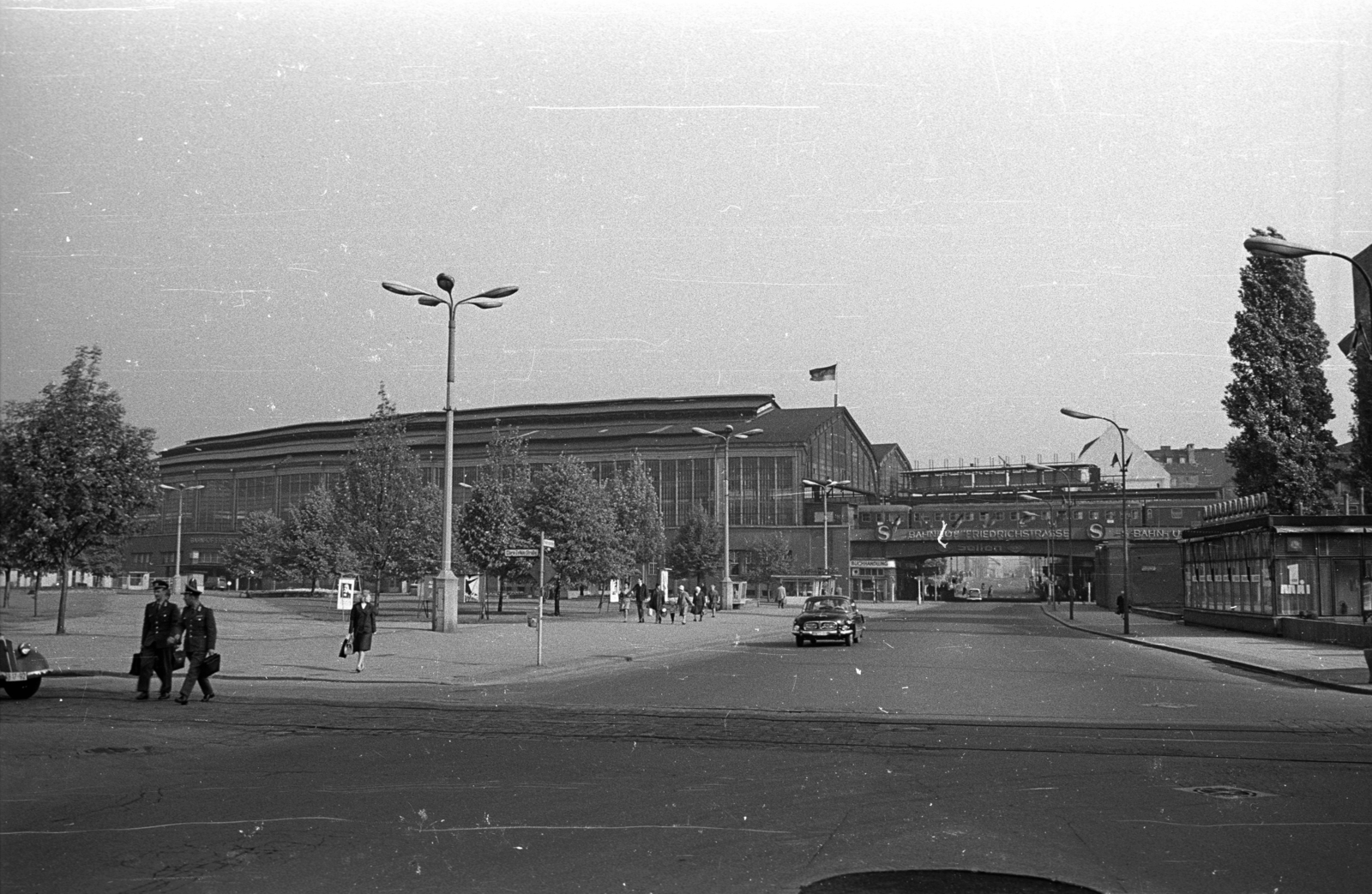 Germany, Berlin, Kelet-Berlin, Friedrichstrasse a Dorotheenstrasse (Clara Zetkin Strasse) kereszteződésénél, szemben a Friedrichstrasse pályaudvar., 1967, Szepesfalvy Gábor, GDR, East-Berlin, Fortepan #123902