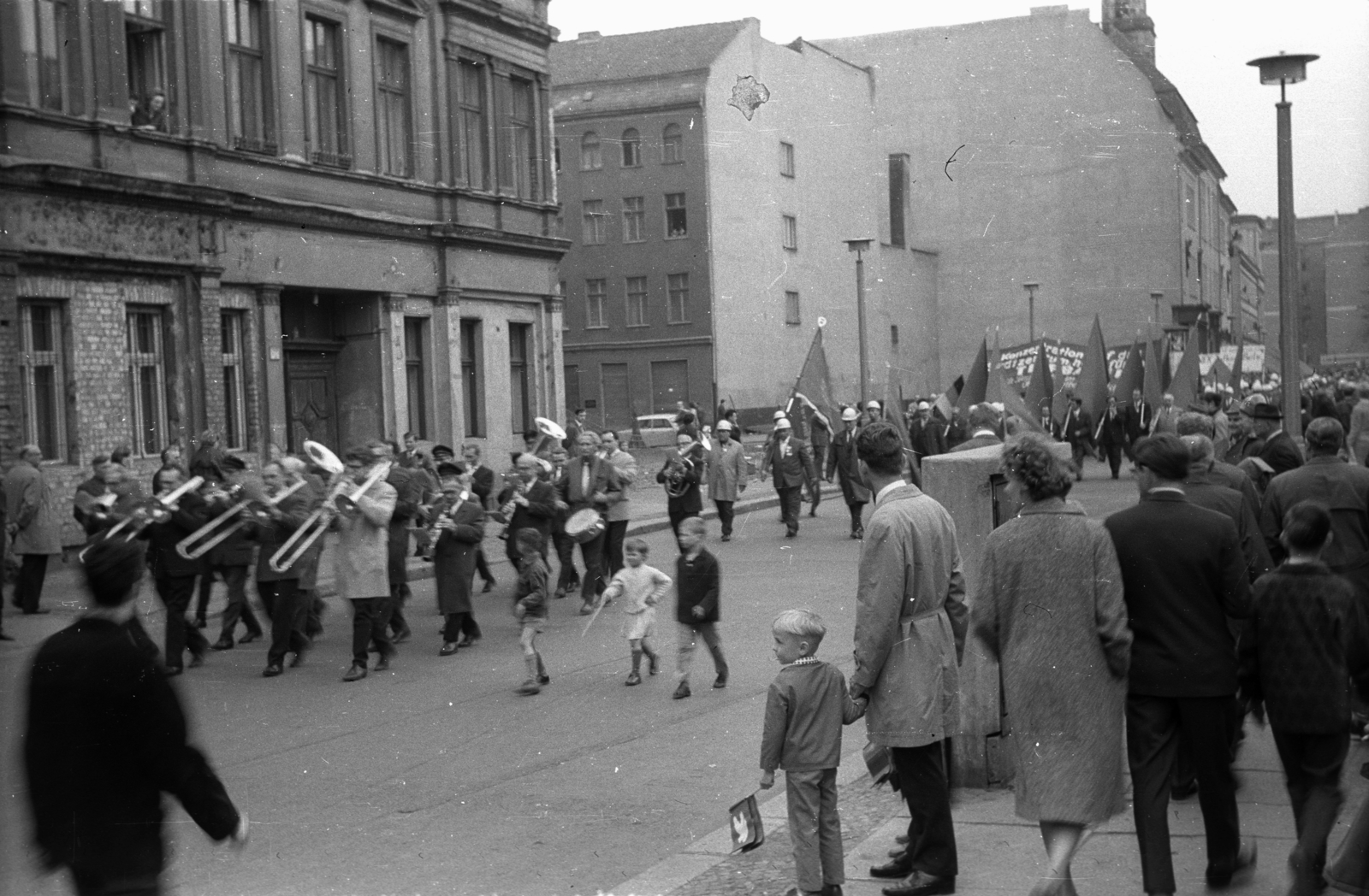 Germany, Berlin, Kelet-Berlin, a Grosse Hamburger Strasse az Auguststrasse kereszteződése felé nézve, hátrább jobbra a Koppenplatz., 1967, Szepesfalvy Gábor, march, band, GDR, East-Berlin, trumpet, Fortepan #123912