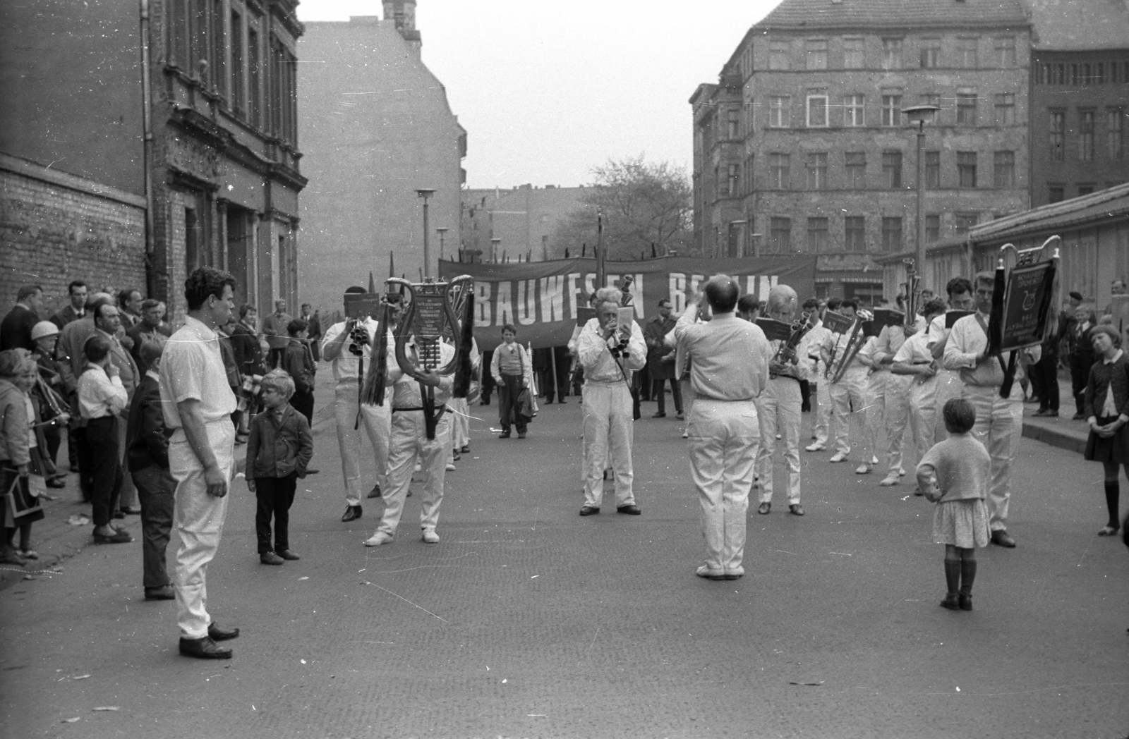 Germany, Berlin, Kelet-Berlin, a Grosse Hamburger Strasse az Auguststrasse kereszteződése felé nézve, hátrább a Koppenplatz fái. A háttérben a Torstrasse házainak tűzfala., 1967, Szepesfalvy Gábor, GDR, East-Berlin, Fortepan #123913