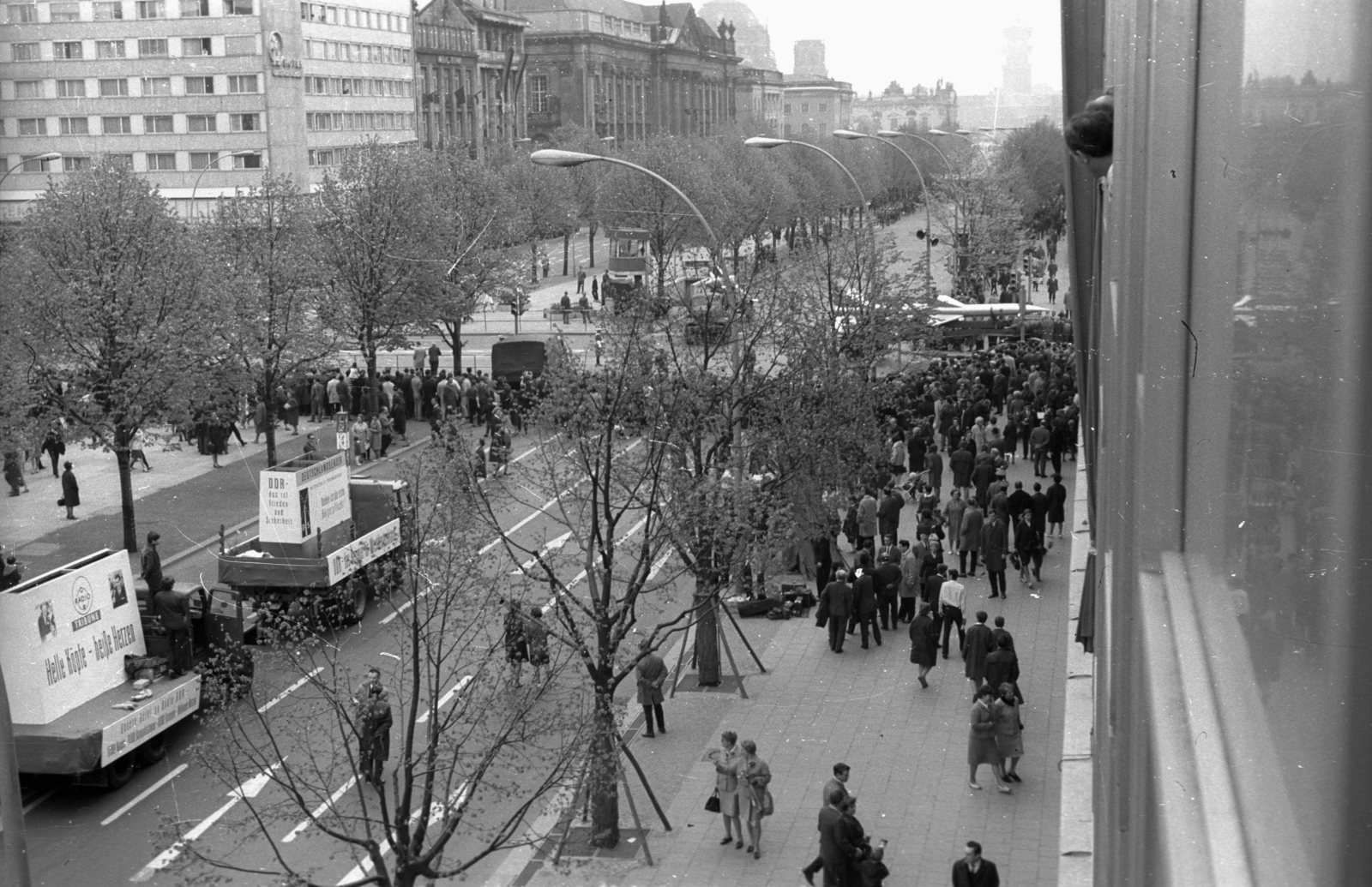Germany, Berlin, Kelet-Berlin, Unter den Linden, előtérben a Friedrichstrasse kereszteződése, balra középen a Deutsche Staatsbibliothek, háttérben a Múzeum-szigeten a Dóm kupolája látszik. Távolabb a Vörös Városháza (Rotes Rathaus) tornyának sziluettje., 1967, Szepesfalvy Gábor, march, GDR, East-Berlin, Fortepan #123915