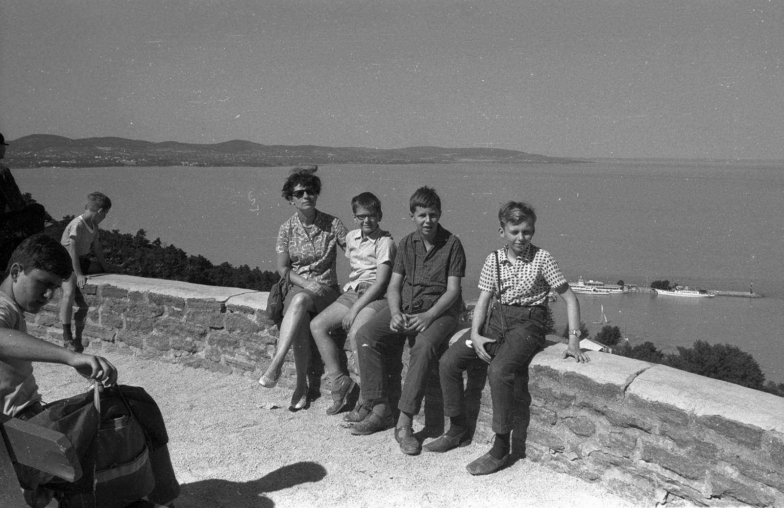 Hungary,Lake Balaton, Tihany, Pisky sétány, háttérben a kikötő., 1972, Szepesfalvy Gábor, Fortepan #123920