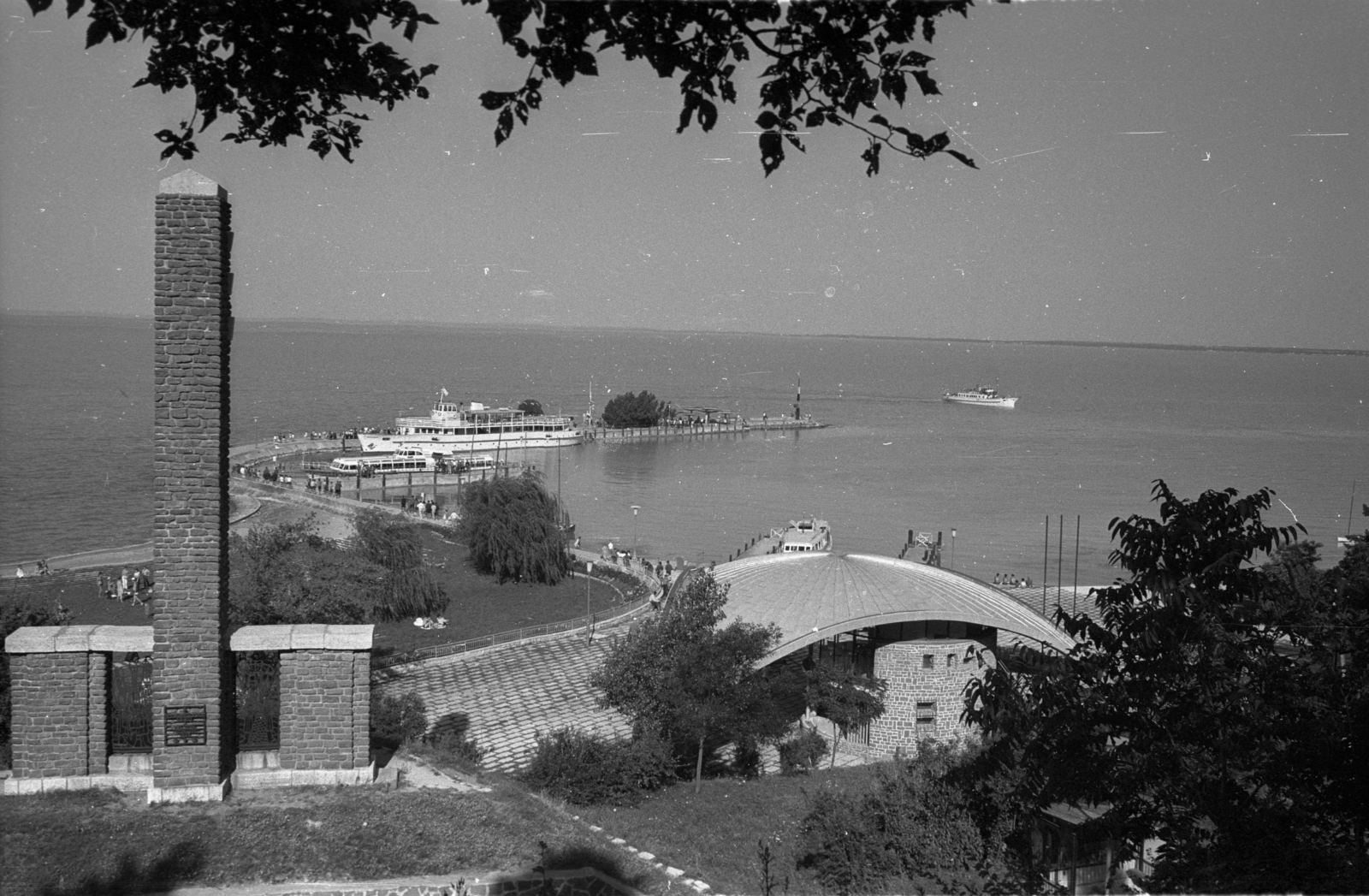 Hungary,Lake Balaton, Tihany, hajóállomás, balra a Darányi Ignác emlékmű., 1972, Szepesfalvy Gábor, Fortepan #123921