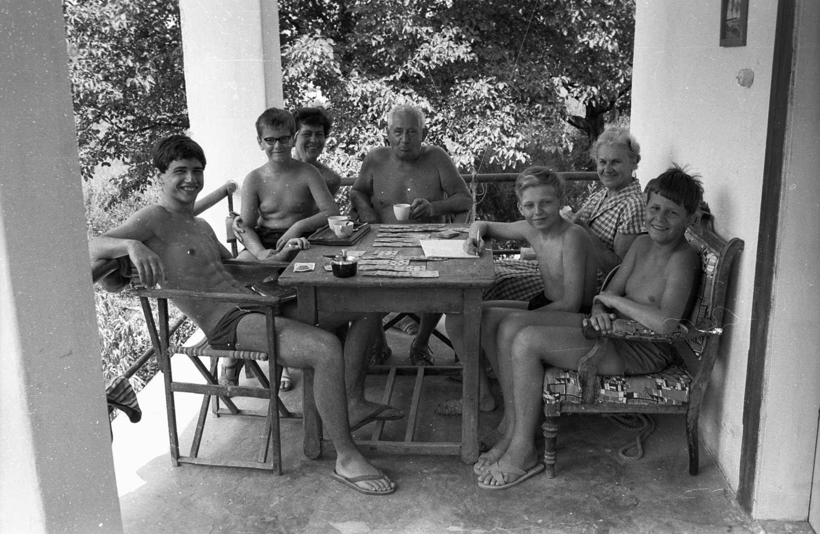 Hungary, Balatonkenese, 1972, Szepesfalvy Gábor, family, terrace, half-naked, Fortepan #123925