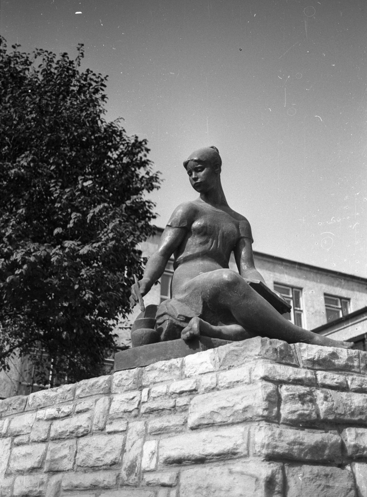 Hungary, Szentendre, Római sánc köz (ekkor utca) 1., a Móricz Zsigmond Gimnázium (később Petzelt József Szakközépiskola és Szakiskola) lépcsőfeljárójának mellvédjén a Festő nőalak (Festőlány) Szabados Béla szobra (1960)., 1972, Szepesfalvy Gábor, Fortepan #123930