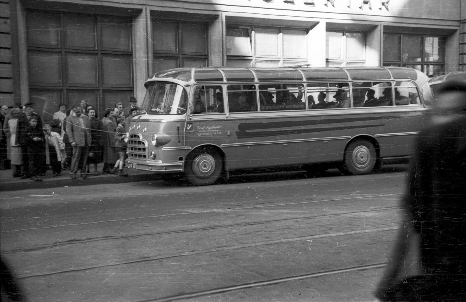 Hungary, Budapest V., Kossuth Lajos utca, turistabusz a Károly (Tanács) körúti sarokház előtt., 1955, Ember Károly, bus, Budapest, Fortepan #123965